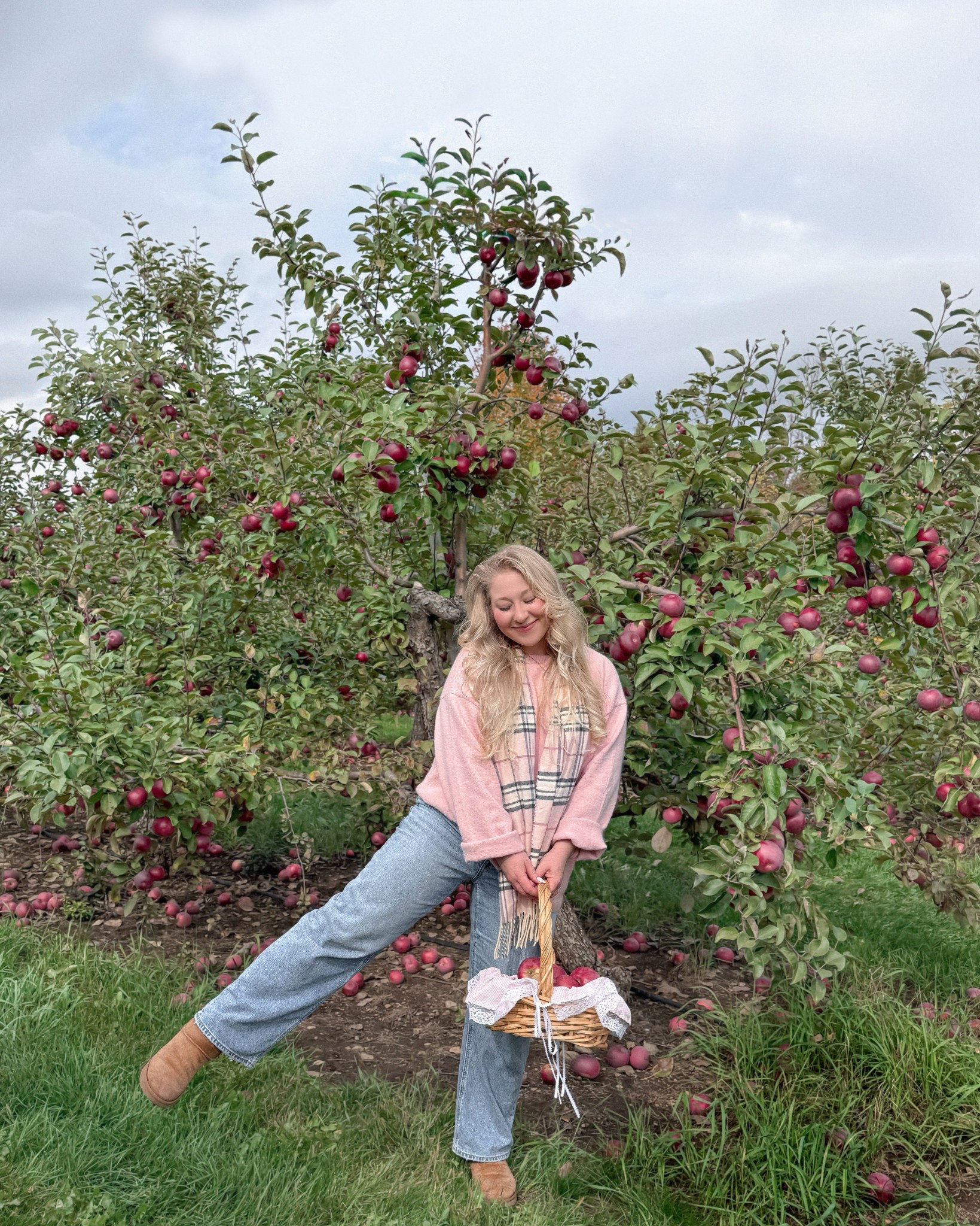 Cozy apple picking fall outfit 🎀 jeans and an oversized pink sweater 💗 

#LTKSeasonal #LTKMidsize