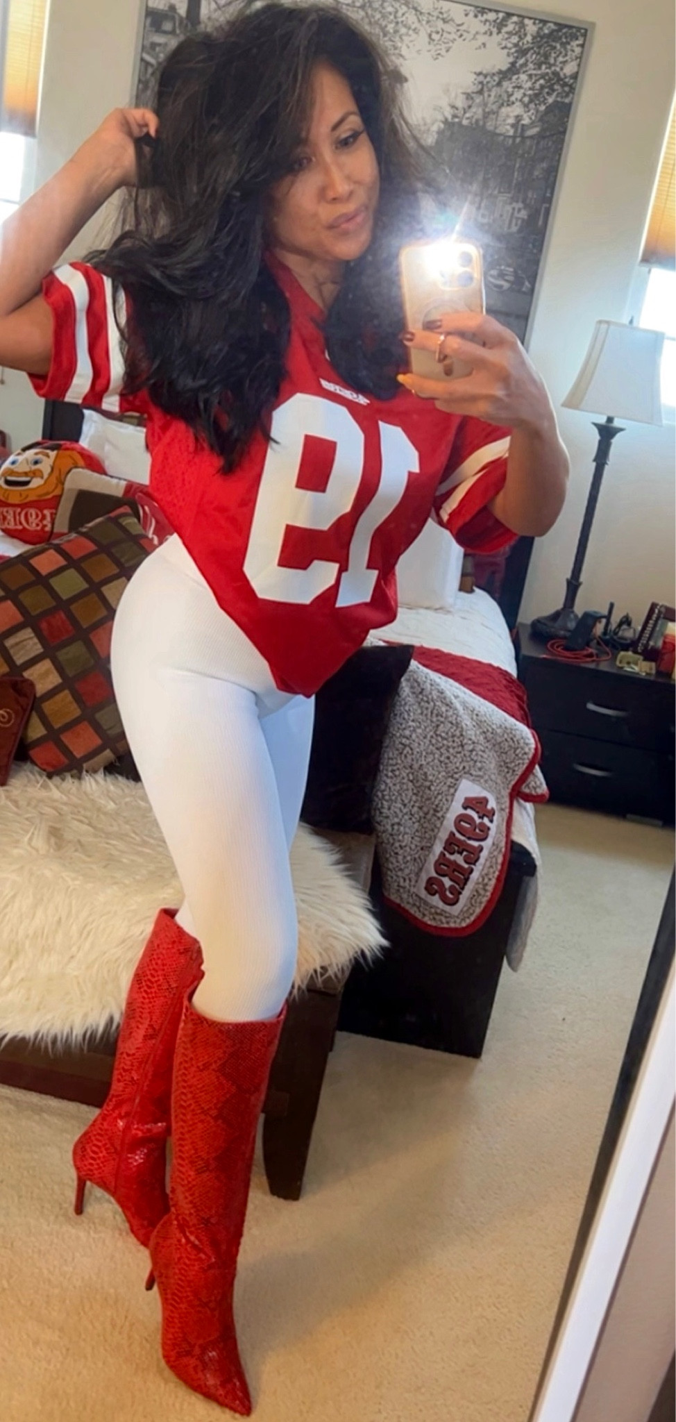 I’m 5’3 128 lbs and wearing the jersey in Men’s Small, leggings in Med and boots in size 7  

#LTKfitness #LTKU #LTKstyletip