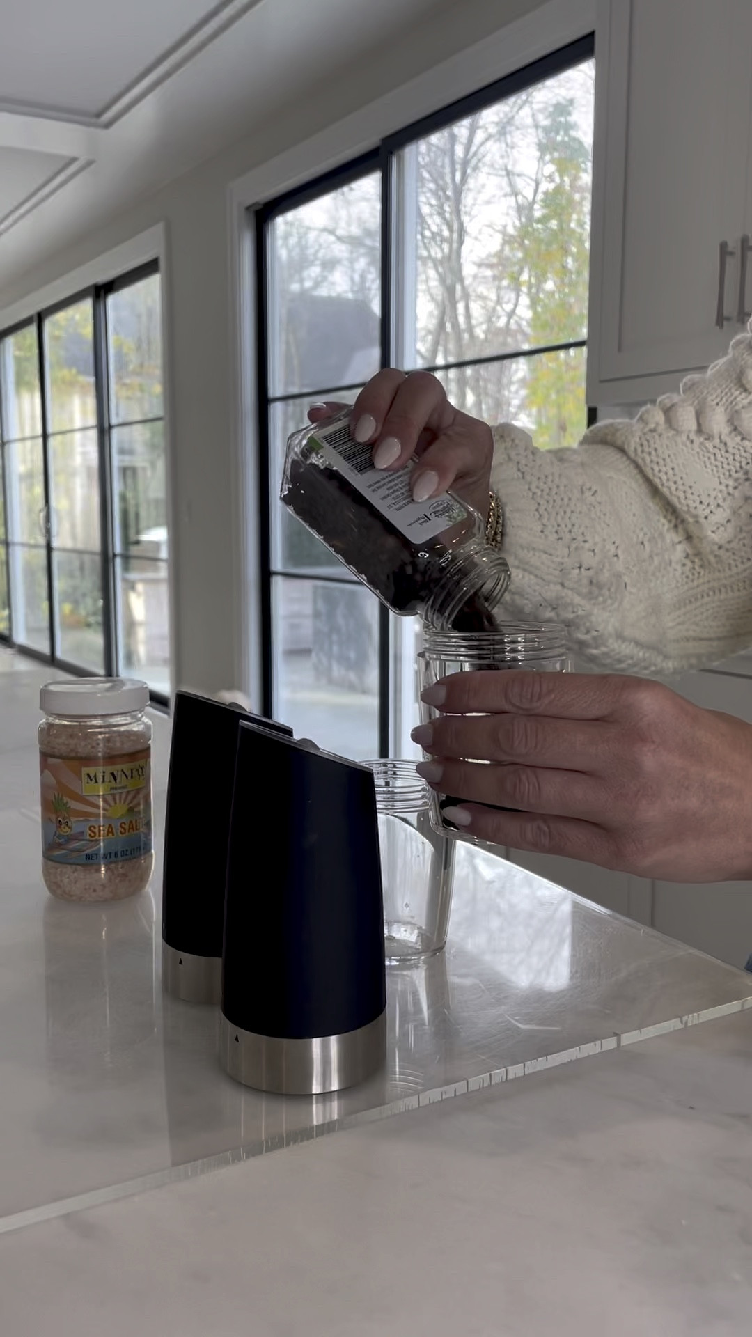 One hand automatic salt & pepper shakers 