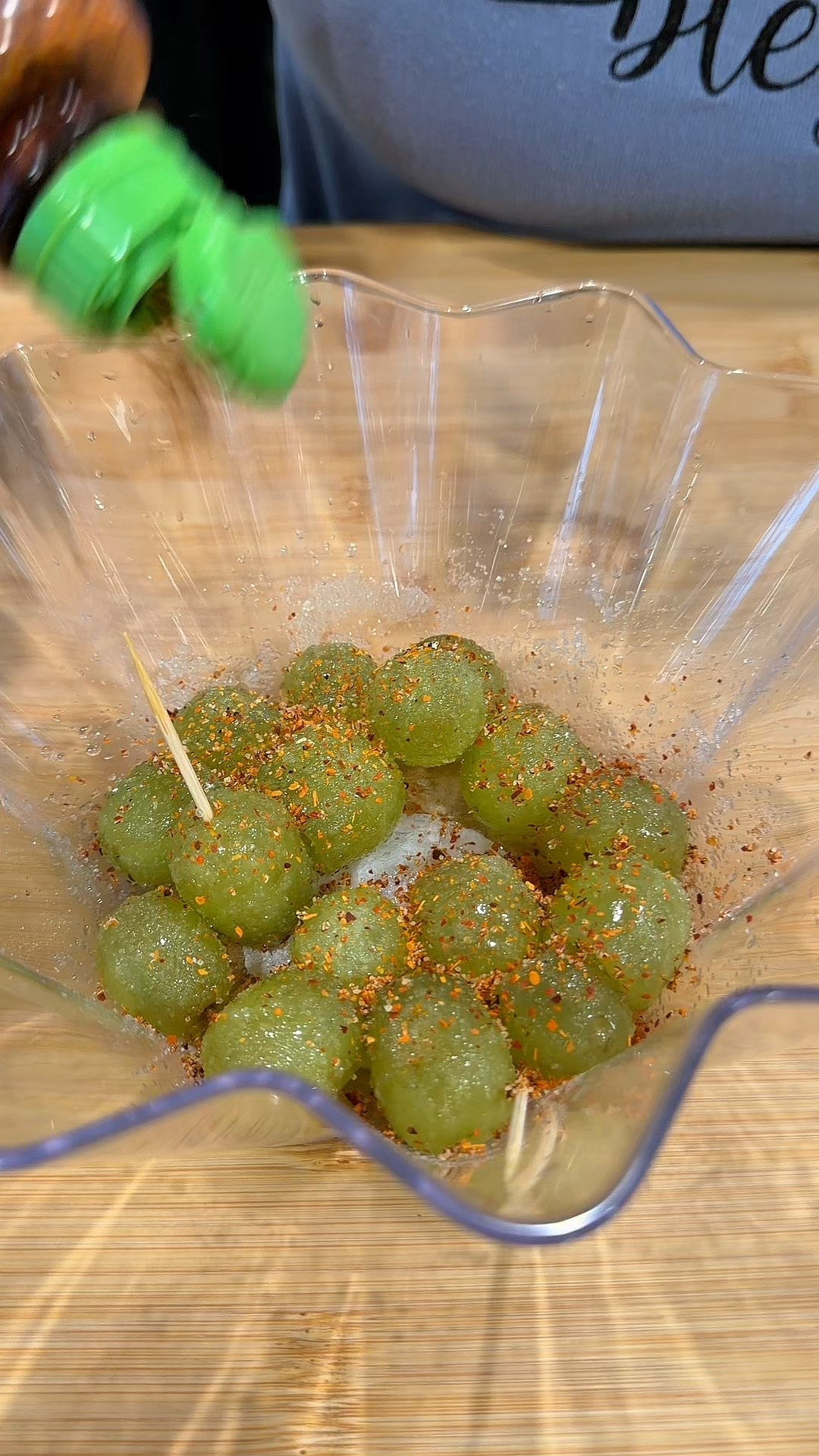 ✨ Uvas de Año Nuevo ✨
Cerrar el año es un acto de gratitud. Agradecer lo vivido, soltar lo que ya cumplió su ciclo y abrir el corazón a todo lo bueno que está por venir. Cada uva guarda un deseo, una intención para este 2026. 🍇✨
Ingredientes:
• Uvas verdes sin semilla
• Champaña o tequila 
• Azúcar
Paso a paso:
1. Desinfecta las uvas con vinagre blanco, enjuágalas muy bien y sécalas.
2. Pincha cada uva suavemente con un tenedor, como un gesto consciente para abrirte a recibir.
3. Agrégales el licor, limpiando lo viejo y brindando por cada logro que vendrá.
4. Llévalas a la nevera mínimo 2 horas o, si puedes, de un día para otro.
5. Escúrrelas y guarda el líquido: perfecto para usar luego en otros cócteles.
6. Antes de servir escárchalas con azúcar.
Sirve 12 uvas por persona, preséntalas en copas bonitas, y celebra el Año Nuevo agradeciendo, deseando y compartiendo en familia. ✨🍾
#uvas #añonuevo2026 #deseos #receta

#LTKHoliday #LTKHome