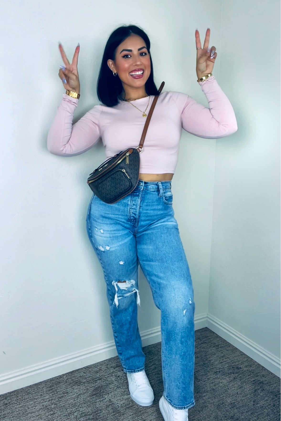 This is a cute basic minimalist date night outfit. The top is called “Robin” from fashionnova. Couldn’t link it. 

#LTKGiftGuide #LTKfit