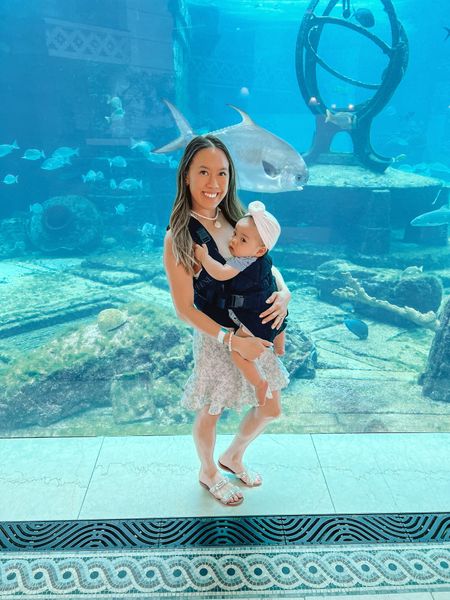 @seraphinematernity recently launched their very own CARIPOD™ baby carrier and it is 💯 I used this a TON on our Bahamas trip & it made traveling + carrying Brielle around super easy 🌟 she loved going along for the ride too! ☺️