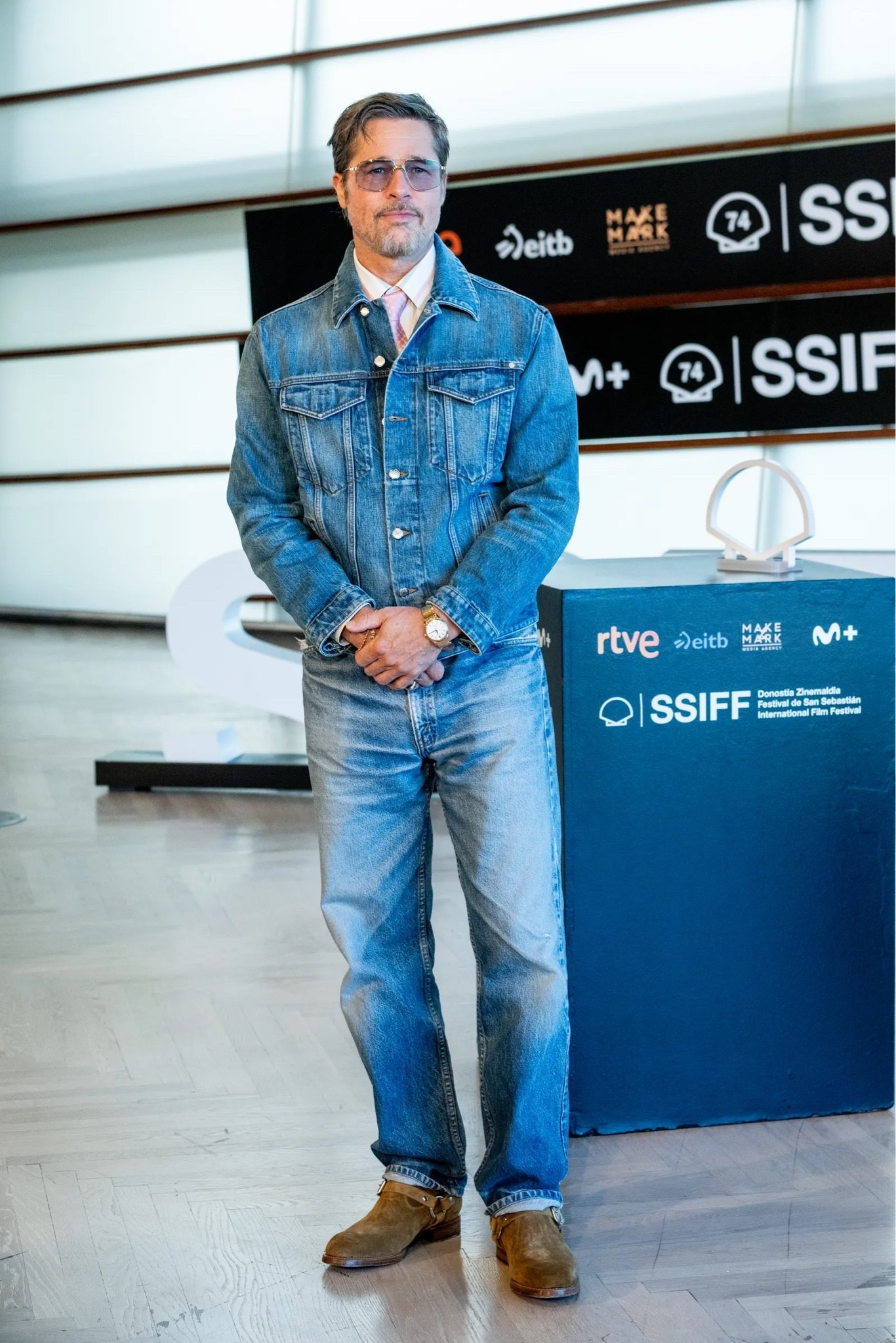 Brad Pitt vintage style denim jacket, vintage style jeans harness boots ￼