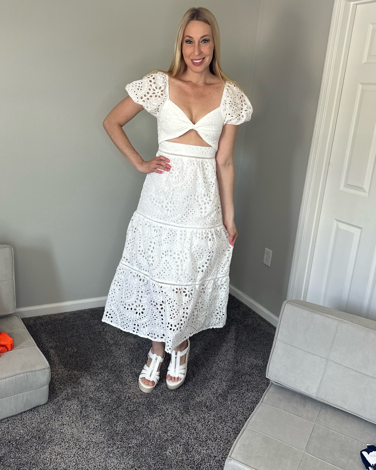 White eyelet summer dress 
🤍 this is such a beautiful white dress for summer 
🤍 it doesn’t have stretch but is is lighter and allows for air to flow through 
🤍 fits true to size, wearing size small and I am 5’10”
