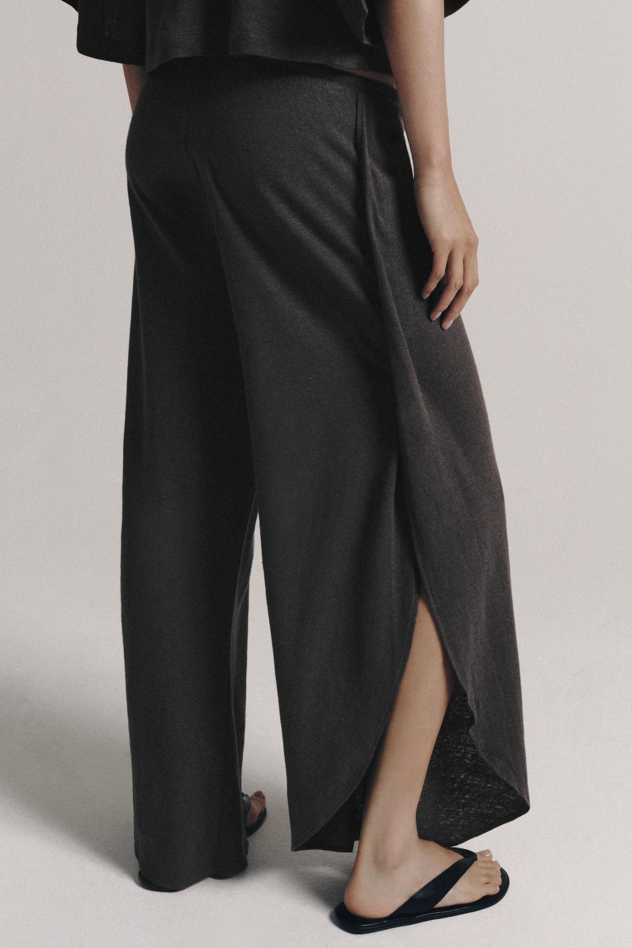 Pants made of linen blend fabric. Mid-rise elastic waistband with adjustable ties. Wide leg desig... | Zara US