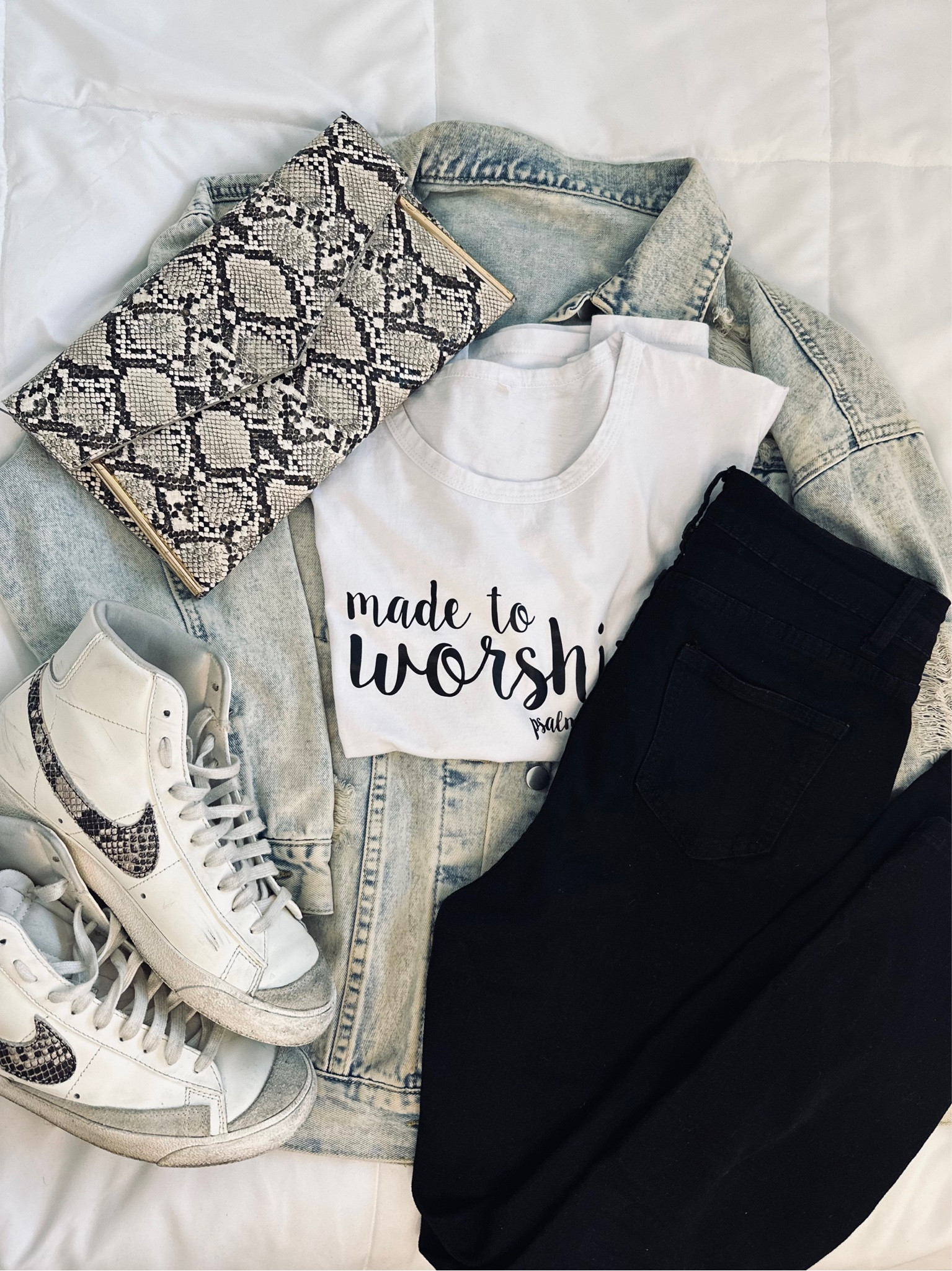 Simple Cute & Casual Outfit Idea 
• Denim Jacket 
• High Waisted Jeans 
• Hightop Sneakers
• Matching Clutch/Purse 

#LTKstyletip