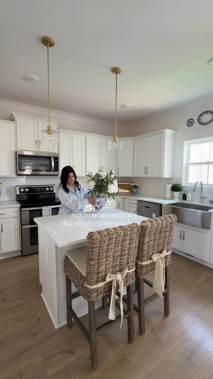 Just adding flowers… and somehow the whole kitchen feels different.

It’s always the smallest details that pull everything together 🤍

#classichome #homedecor #grandmillennial #kitchendecor #blueandwhitedecor

#LTKdayinmylife #LTKHome #LTKootd