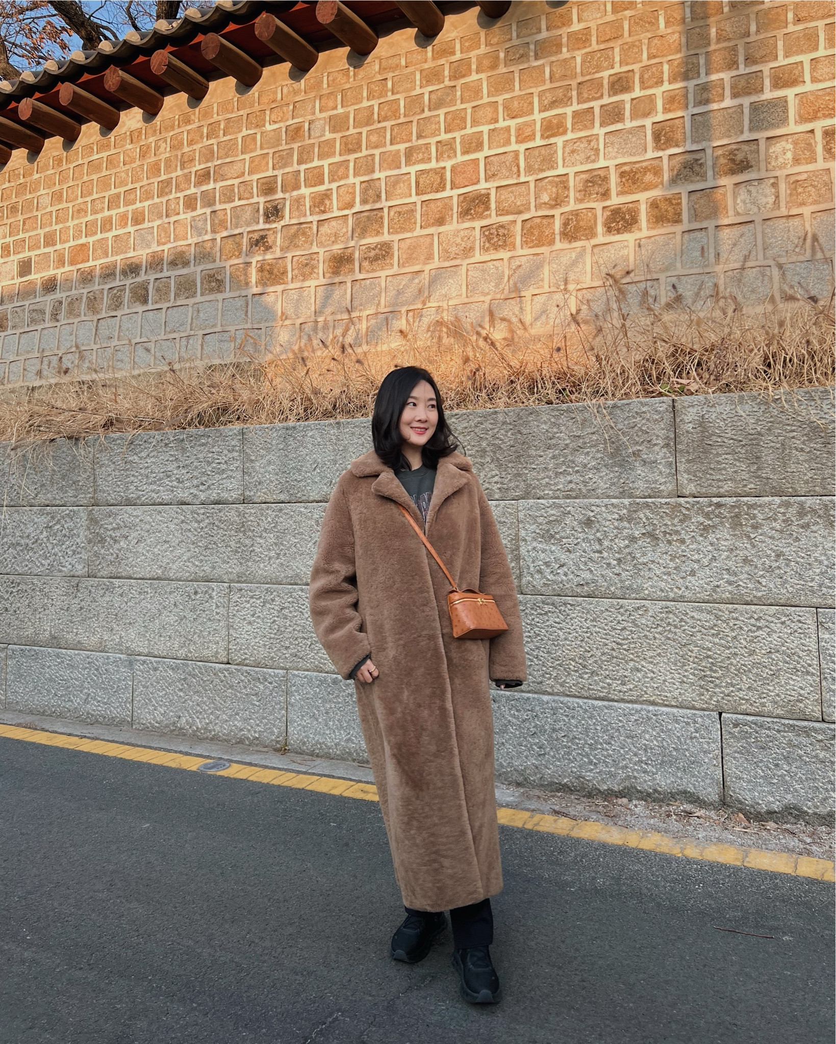 Brown & Black 🤎🖤
Winter K-fashion style in Seoul, Korea
이브살로몬 시어링코트는 한겨울에도 전혀 춥지 않아서 몇년째 만족하며 입는 아이템

스웨트셔츠에 알로요가 레깅스와 온러닝 스니커즈와 함께하니 겨울 산책도 따뜻하고 편안해요🤎 

가방은 작년 겨울에 장만한 로로피아나 타조백. 미니백이지만 수납력이 좋아서 최근 눈에 들어오는 브랜드 제품 추천해요.

OOTD winter styling 
Shearling coat @yves salomon 
Ostrich extra pocket Bag @ loro piana 
Sneakers @on 
Leggings @alo yoga 

Check my wishlist below : Savettle 



#LTKwinter #LTKkorea #LTKasia