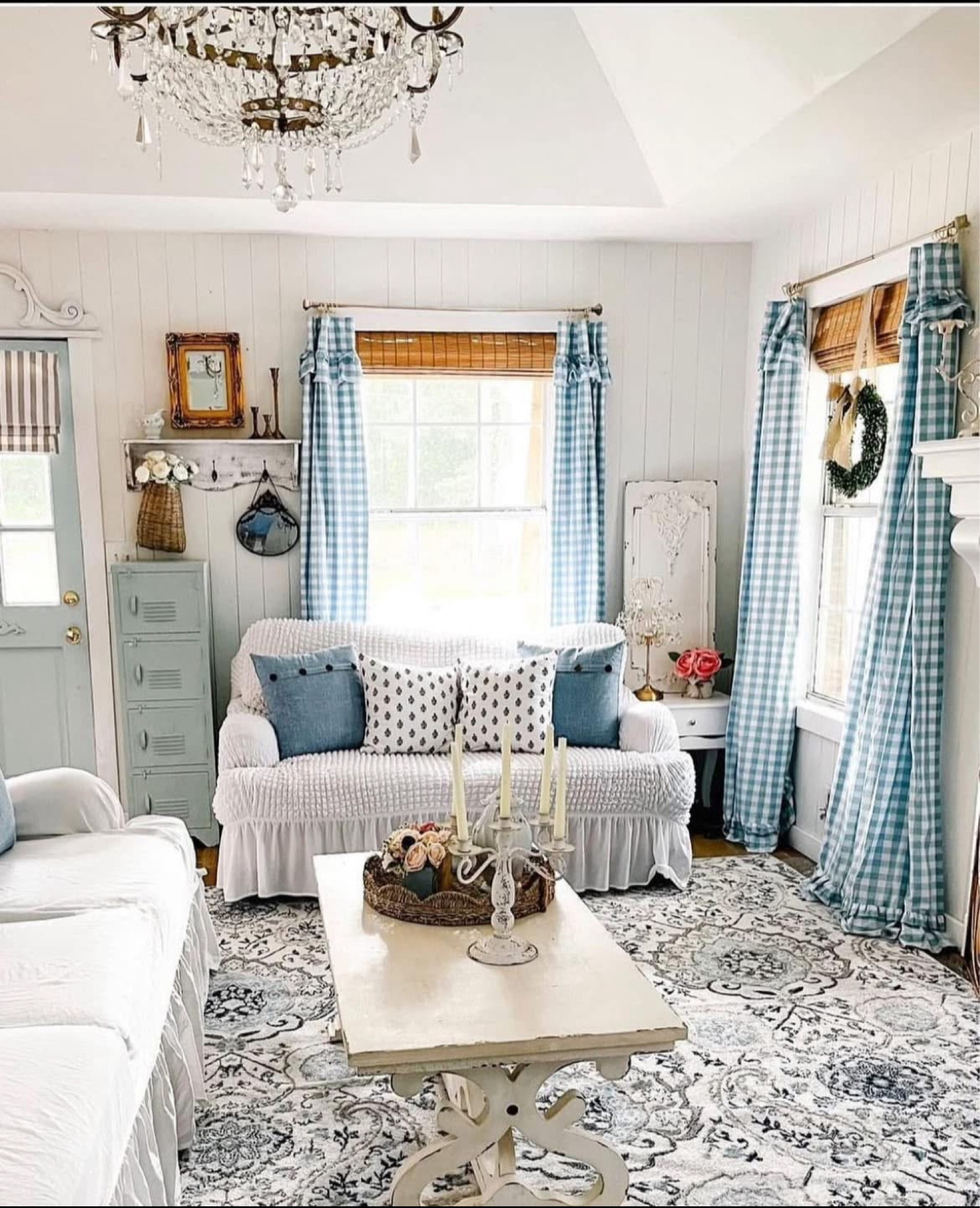 Blue and white living room links 