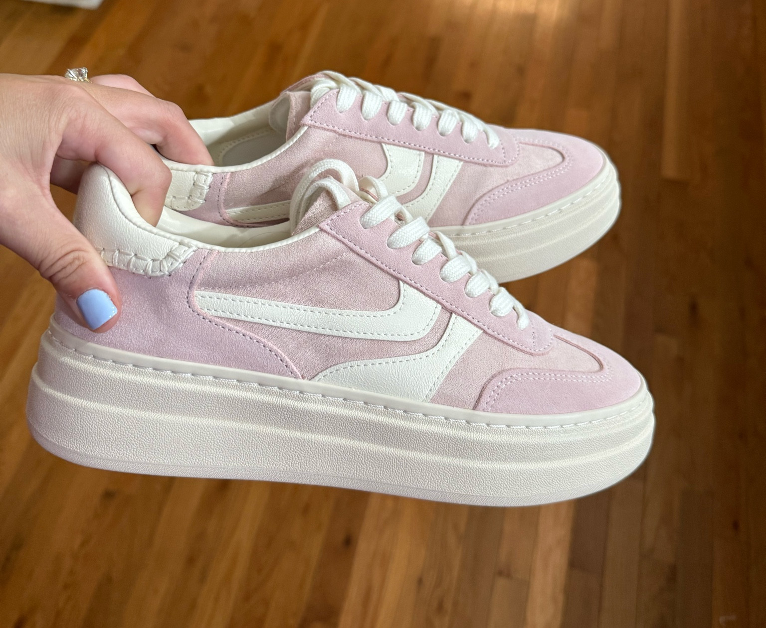 give me all the platform sneakers🤩

#LTKGiftGuide #LTKFindsUnder50 #LTKSaleAlert