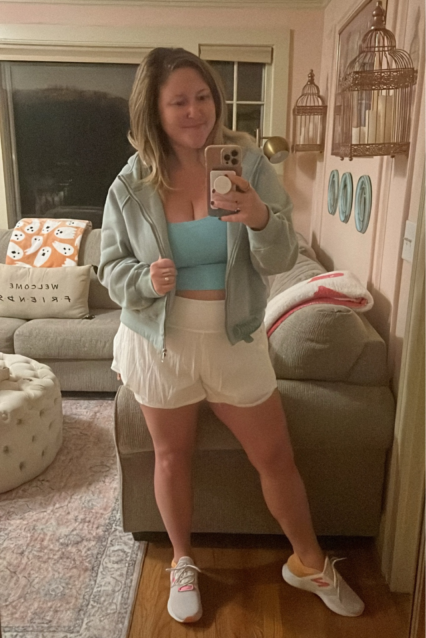 Fuzzy morning pre-workout mirror selfie 🩵

I’m in love with this whole outfit! Sizing info below!

Top: XL
Shorts: XXL
Jacket: XL