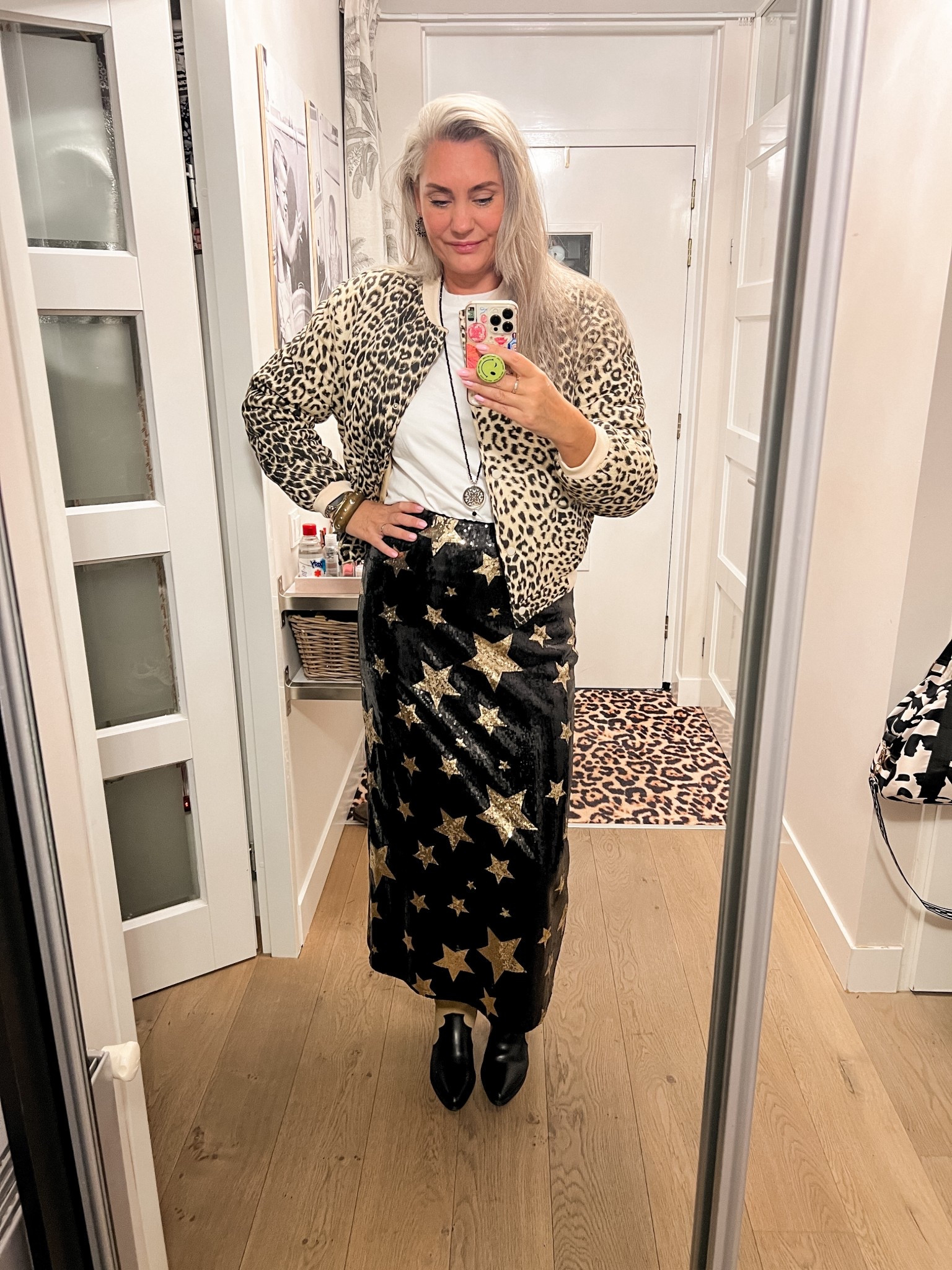 OOTD - Maandag. Kerstlunch op kantoor dus pailletten ✨. Wit t-shirt (HEMA, medium), leopard jasje (Norah, 42), lange rok met sterren (Shoeby, M/L) en laarzen zijn oud van Sacha. 



#LTKeurope #LTKpartywear #LTKnederlands