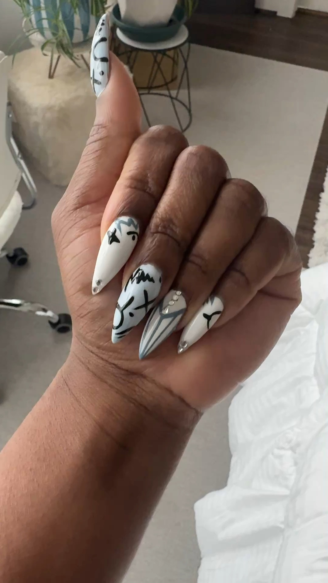 April nails are soft and full of graffiti.

Nail, nail designs, grafitti nails, spring nails, cute nails, stiletto nails

#LTKdayinmylife #LTKselfcare #LTKBeauty