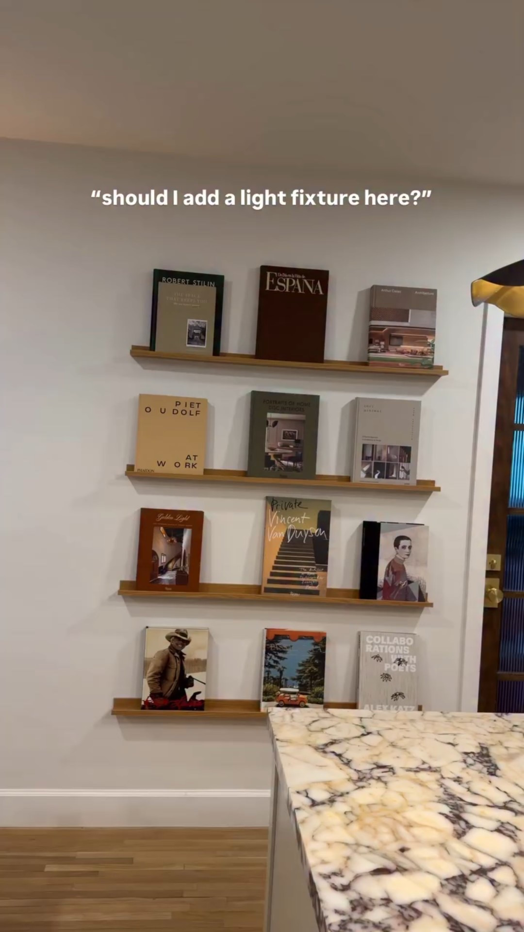 I didn’t realize my shelves were missing a picture light until I added one 🤌🏼