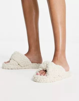 ASOS DESIGN Zeve twist slide slippers in cream sherpa | ASOS (Global)