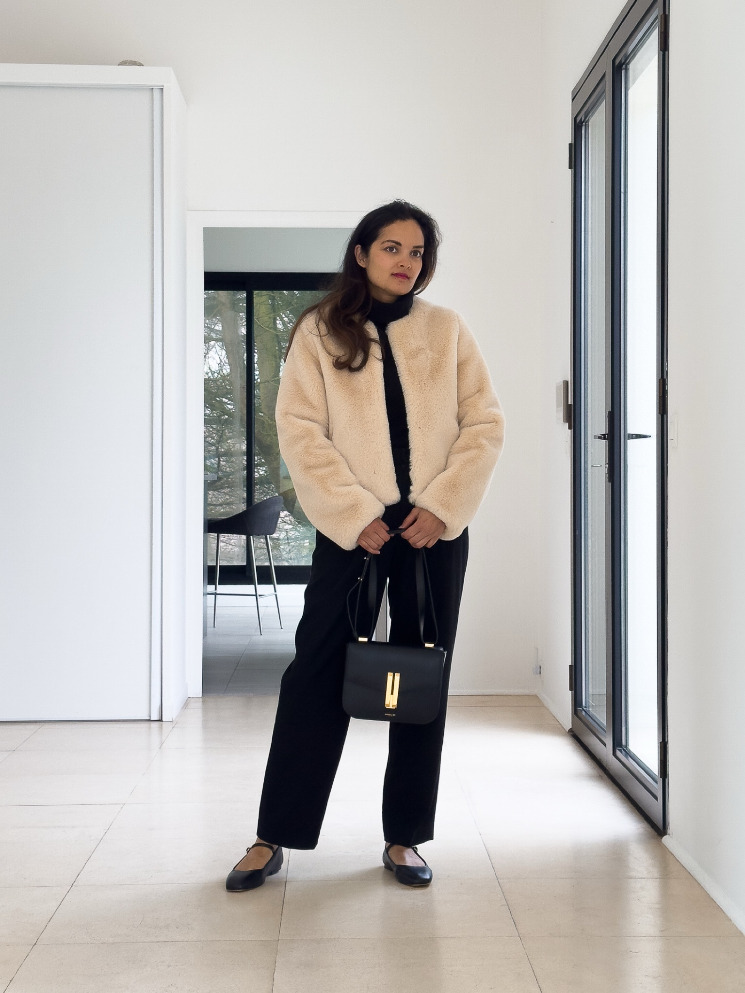 Pull col roulé en cachemire Hobbs London /
Veste fausse fourrure sezane /
Pantalon heatech Uniqlo /
Mary Jane Hobbs London /
Sac Demellier 

#LTKfrance #LTKwinter