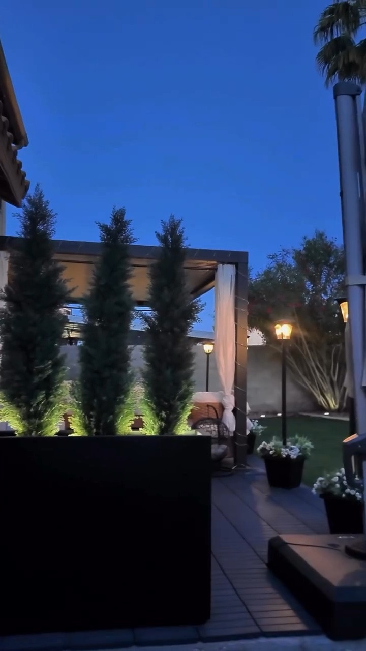 Mi secreto para iluminar y ahorrar en la decoración de exteriores ha sido pasarme al 100% a la energía solar. Las primeras luces que compré el año pasado siguen intactas bajo el sol o lluvia, así que ahora sumé este nuevo set para los rincones que me faltaban.

El resultado: un patio cozy sin gastos ni preocupaciones!! 
Si quieres el Llnk de este hallazgo comenta LUCES y te lo envío por DM. 👇

#outdoordecor #homeessentials #aesthetichome #patiomakeover #amazonhomefinds