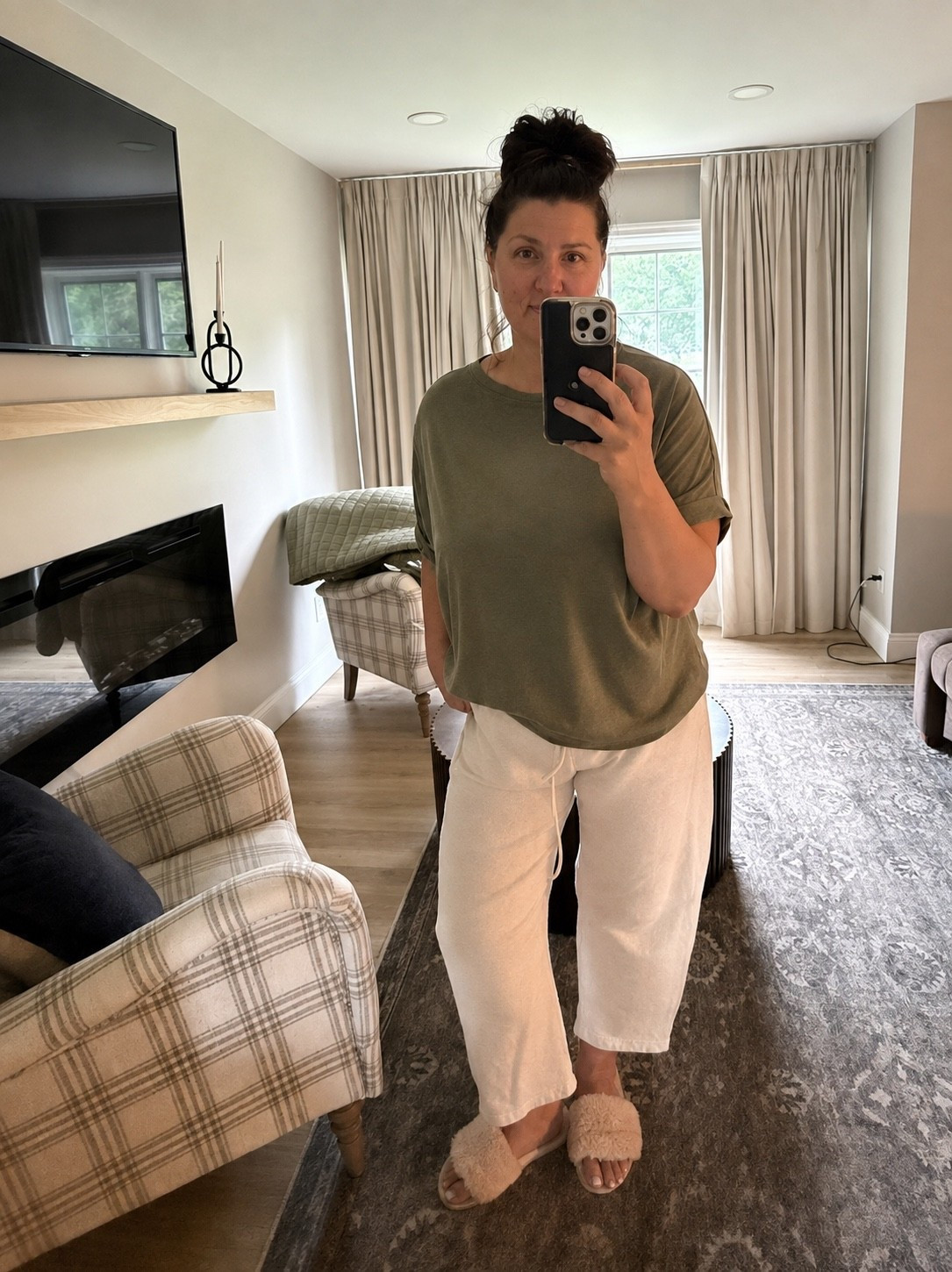 The COZIEST little everyday outfit. 🤎✨ These pants + this oversized top are so comfy while still looking put together — exactly my kind of outfit! 🙌🏼