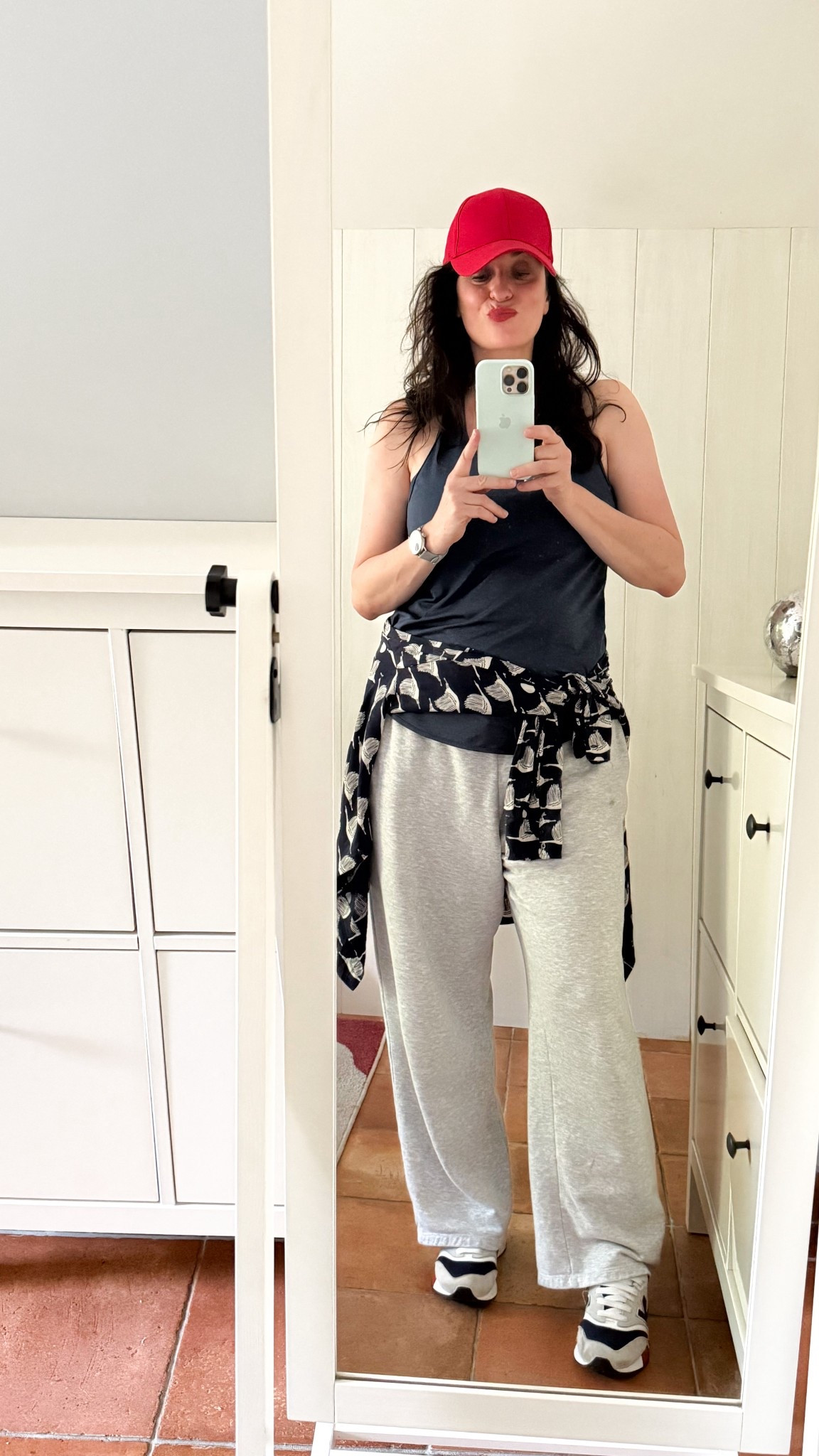 . Débardeur bleu marine #cottononbody (similaire, en lien)
. Jogging gris chiné #hm (en lien)
. Chemise imprimée cigognes #cyrillus (similaire, en lien)
. Casquette en coton rouge #draeger (similaire, en lien)
. Runnings U997R #newbalance (en lien) 
. Baume à lèvres coloré "poppy red" #labellon (en lien) 
. Rouge à lèvres mat #revlon (en lien) 


#LTKfrance #LTKmidsize #LTKspring