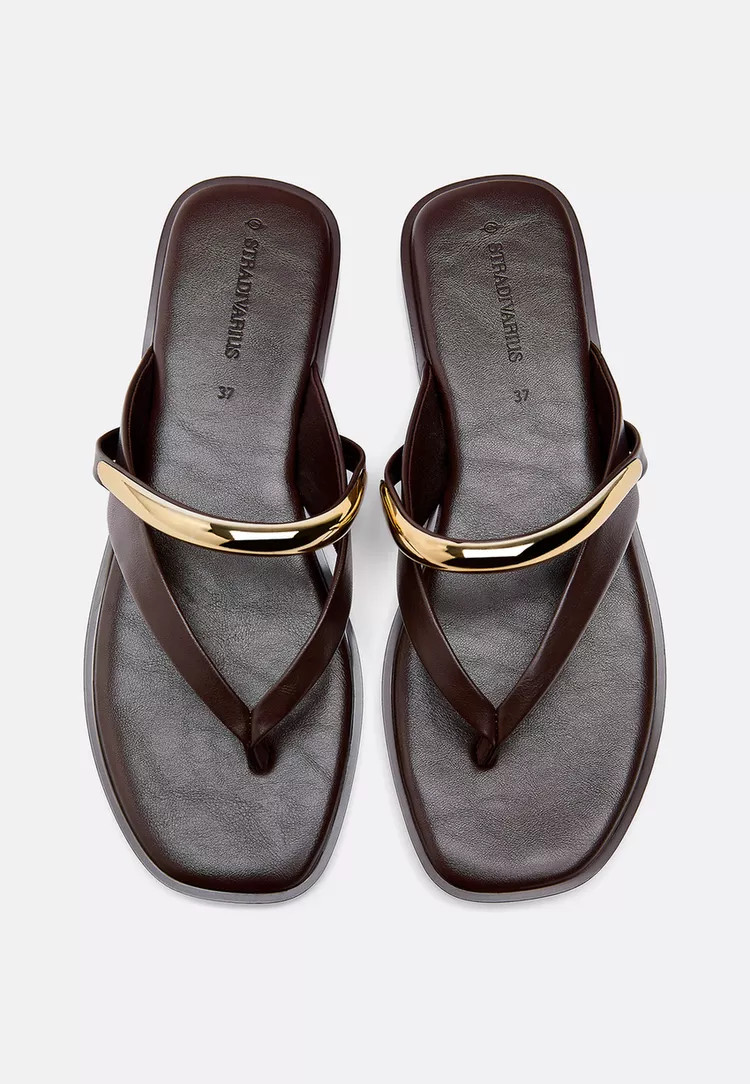 Flat thong sandals with metal detail - Women's fashion | Stradivarius United Kingdom | Stradivarius (UK)