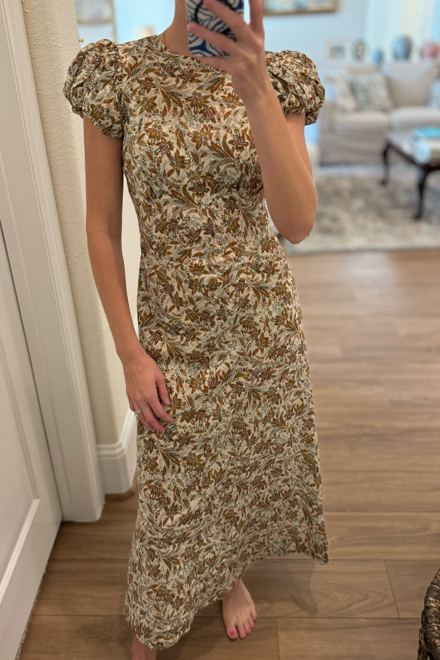 Family photo outfit contender! I'll probably put my girls in light blue! Love the colors-lots of coordinating color options to go with this. Simple, elegant silhouette & simple puff sleeves. True to size. Wearing an XS. 5'7 for reference. 