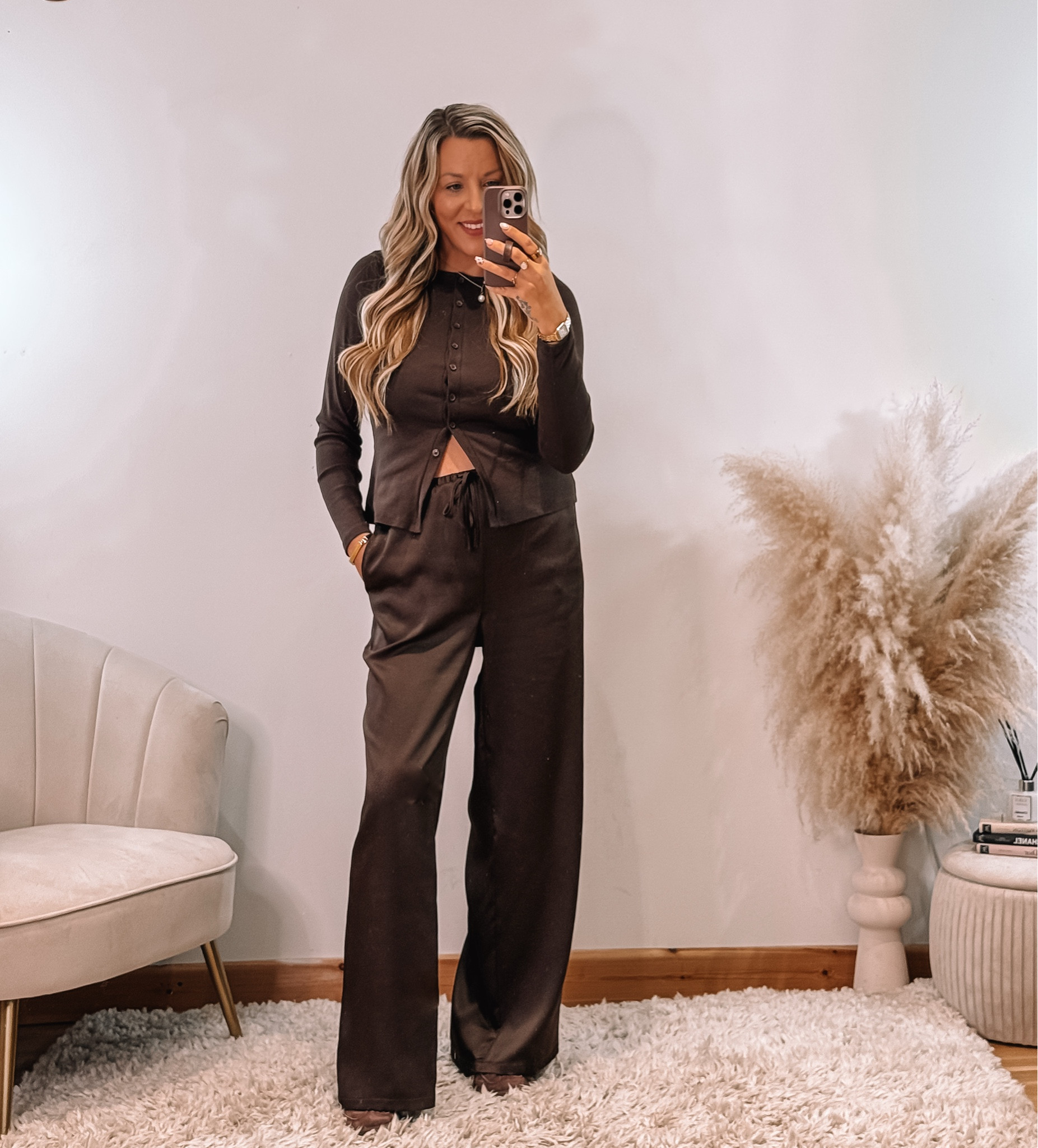 5 ways to style the @newlook satin trousers 🤎

Who says satin has to be dressy? These satin trousers are the piece I didn’t know my wardrobe needed — so I styled them 5 easy ways 💁‍♀️
All super simple, all comfy: think baggy jumpers, crisp white tees, and my go-to trainers or Birkenstocks. Effortless and perfect for every day. 

Which look’s your fave — 1, 2, 3, 4 or 5? 👇


#LTKautumn #LTKwinter #LTKuk