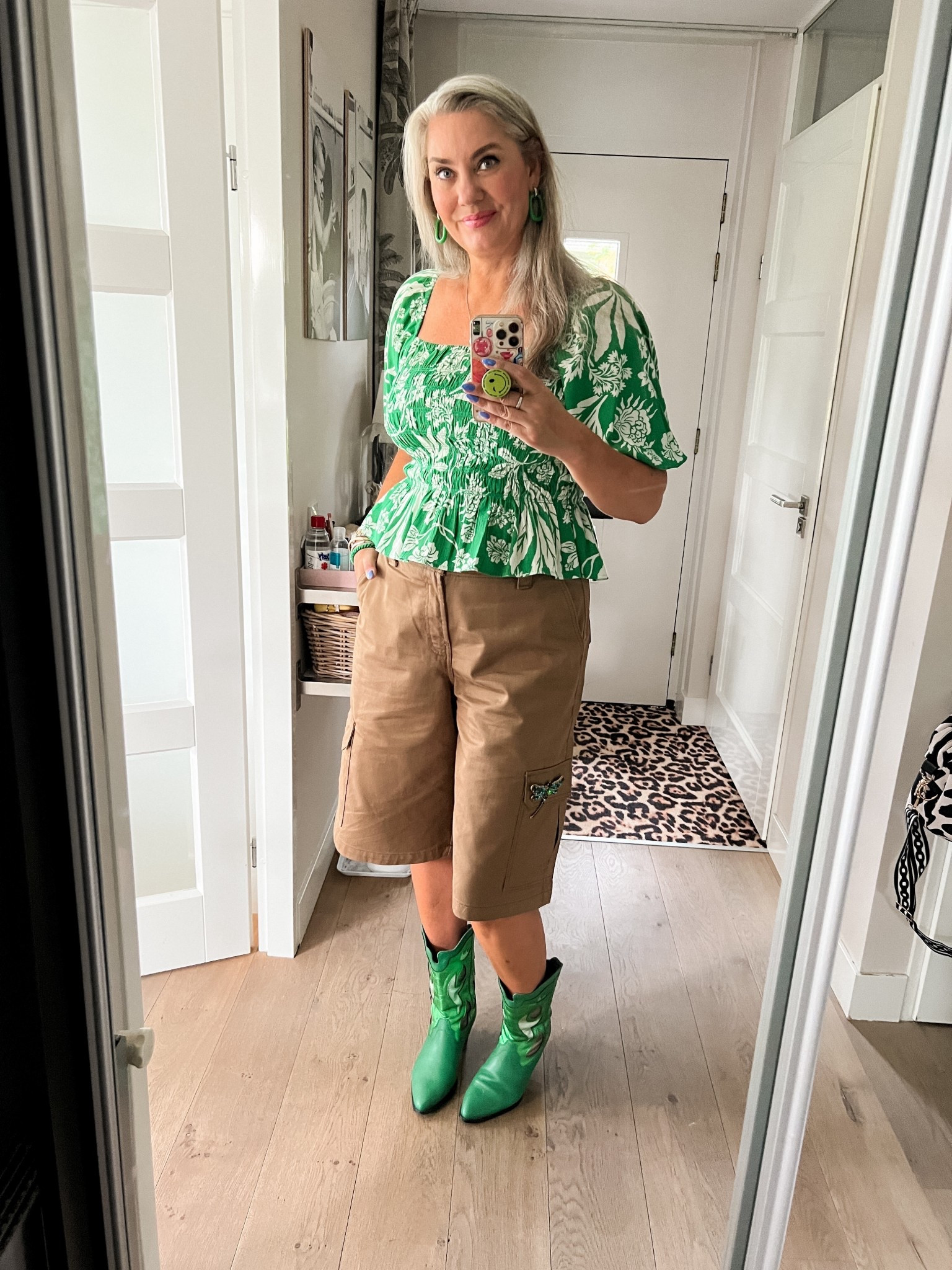 Ootd - Thursday. Green smocked top with puff sleeves (last year H&M) paired with cargo bermuda shorts, dragonfly brooch and green western boots (old Sacha). 



#LTKsummer #LTKnederlands #LTKeurope
