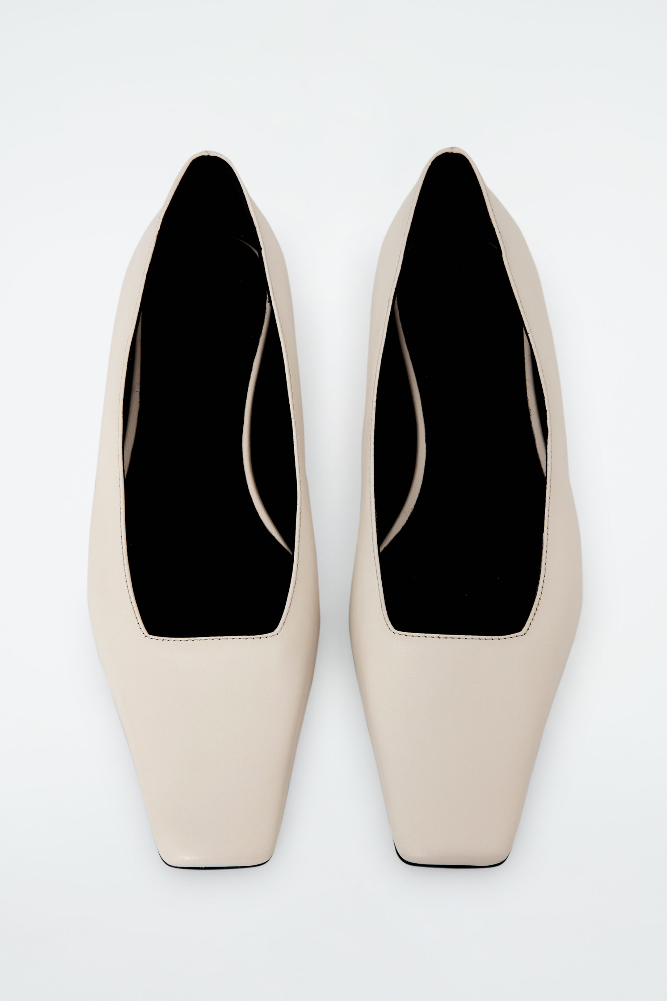 PUMPS AUS LEDER MIT KARREEFÖRMIGER ZEHENPARTIE - WEISS | COS (EU)