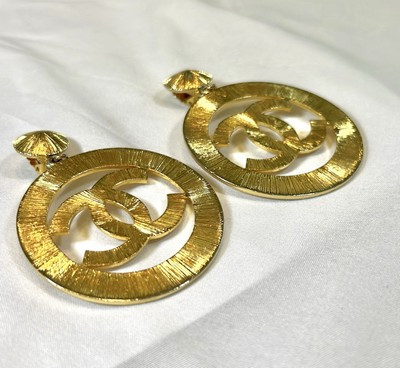VTG CHANEL Gold Tone Sunburst-Textured CC Logo Dangle Clip-On Earrings Signed 28 | eBay US
