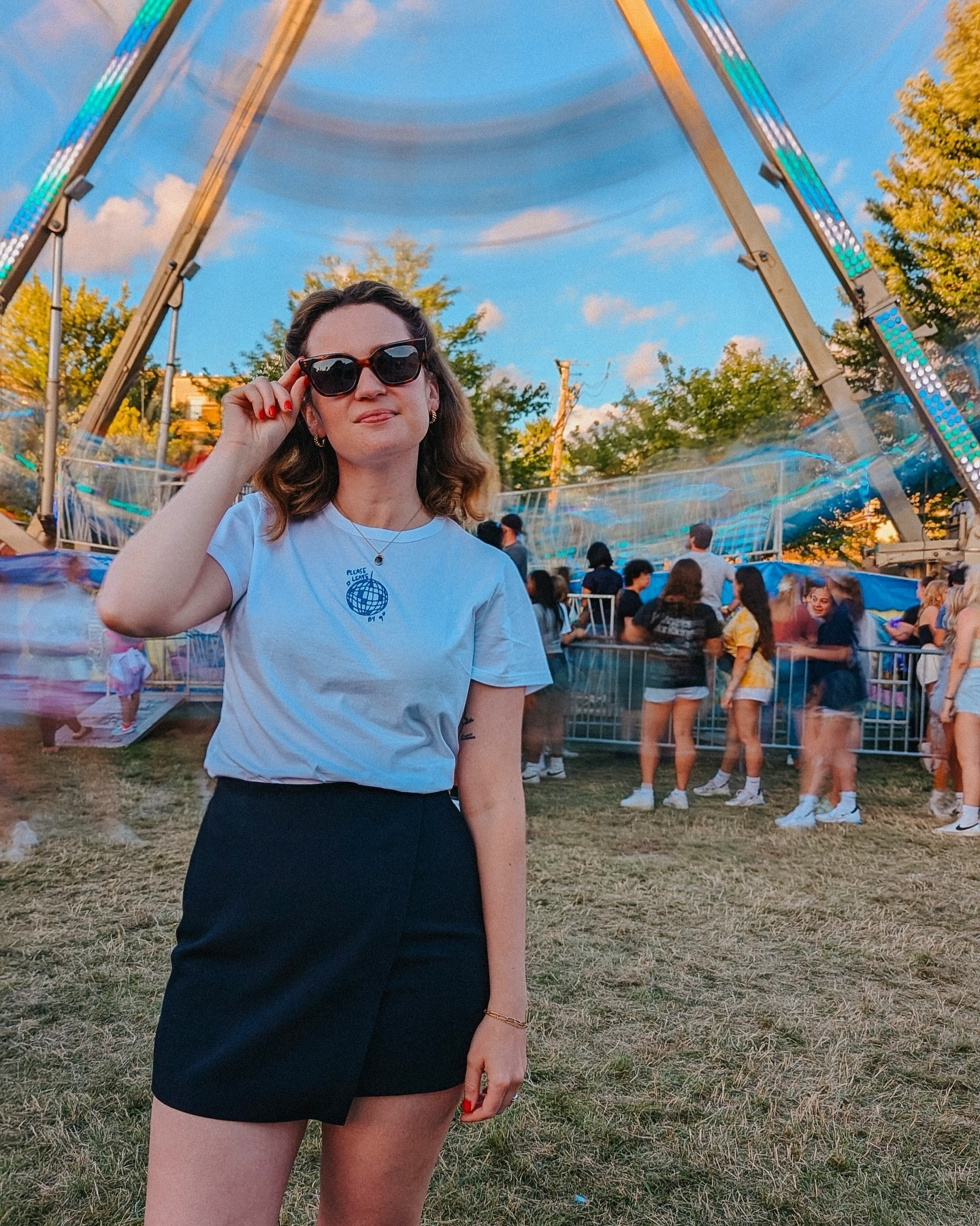 I absolutely did not ride any rides last night but the vibes were 💯 😎 carnivals are so dang nostalgic! while walking through the sea of youths, Nick said “can you imagine 14 year old Elliot here with his friends?” 🥹🥲 
ps @abercrombie is having a sale on their tees (which I LOVE!) 🪩 25%-off (plus 15% off almost everything else) and stack extra savings with my code SUITEAF ✨✨ @abercrombie #AFTeesEvent #AbercrombiePartner