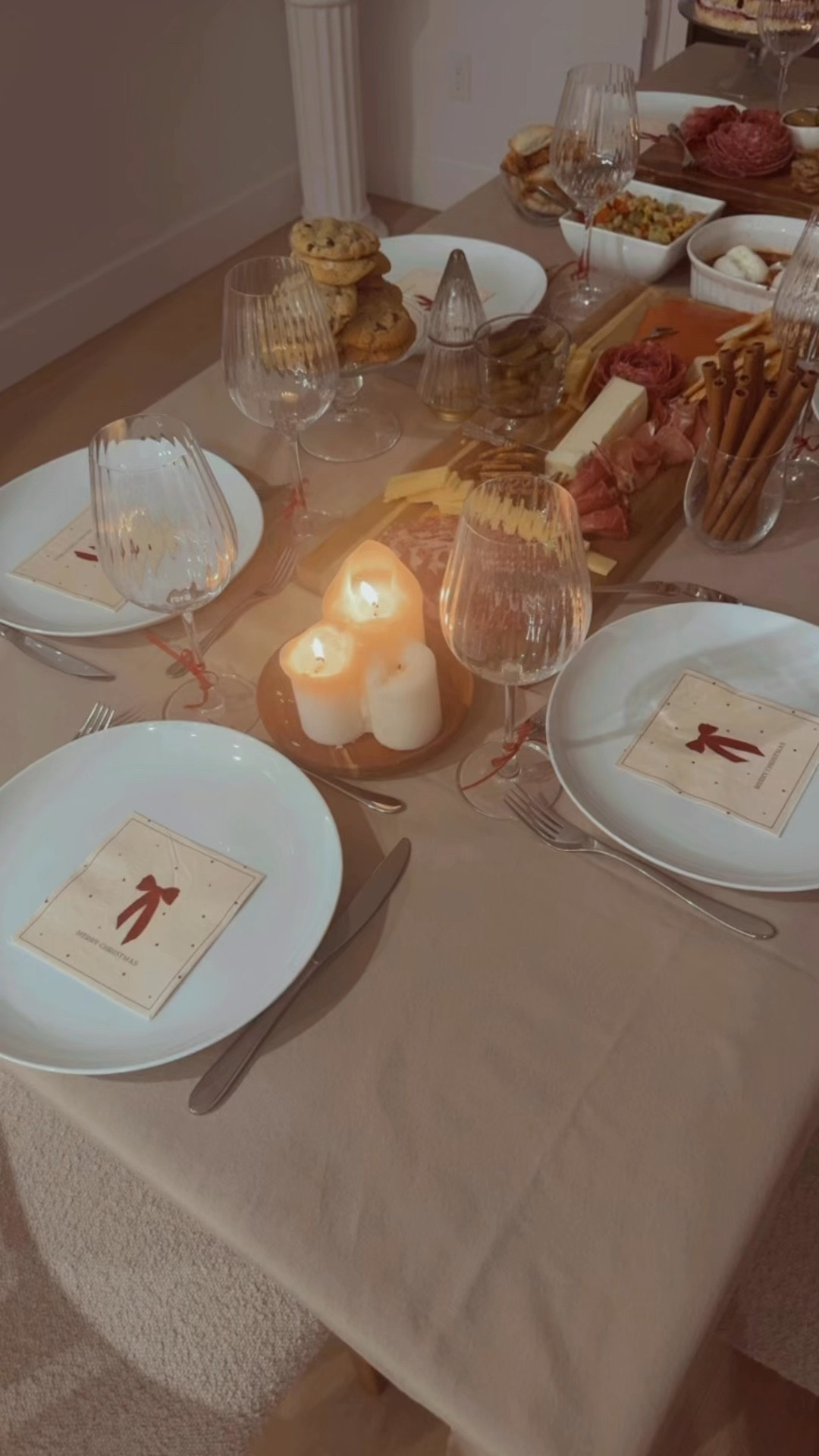 Friendsmas feast is ready! 🎄🍴 #friendsmas #holidayvibes #foodgoals #diybow 

#LTKHoliday #LTKParties #LTKHome