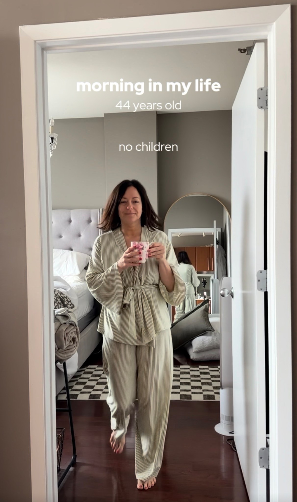 Calm morning in my new favorite pajamas getting ready for the day ☀️ 