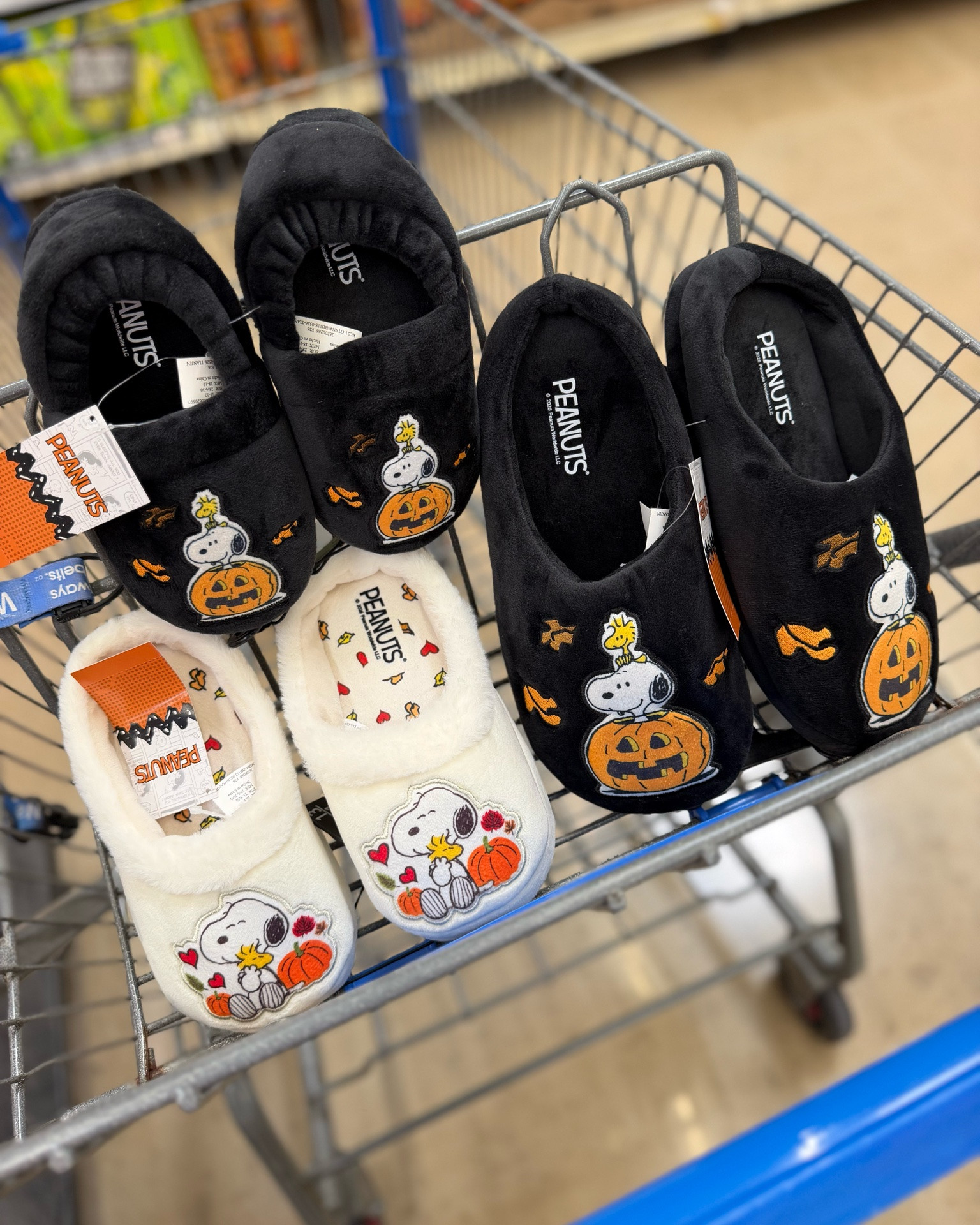 Adorable Peanuts Snoopy slippers available for the whole family @Walmart !🤗🧑‍🧑‍🧒

Go check them out in the links here🔗✨