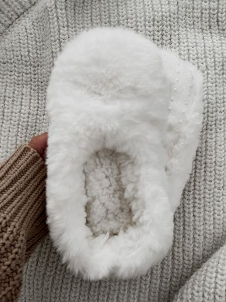 Faux fur slippers from Target $8

Faux fur slippers 
Slippers
White slippers
White faux fur slippers
Fall slippers
Winter slippers
Fall fashion 
Fall style
Fall favorites 
Fall fashion favorites 
Fall fashion finds
Fashion
Style
Aesthetic 
Stylish
Trending 
Trendy
More for less
Affordable slippers
Slippers under $10
Slippers under $15
Target
Target slippers
Target finds
Target style
Target fashion
Target fashion finds
Women’s slippers
Slipper socks
Slip proof slippers


#LTKunder100 #LTKunder50 #LTKstyletip #LTKSeasonal