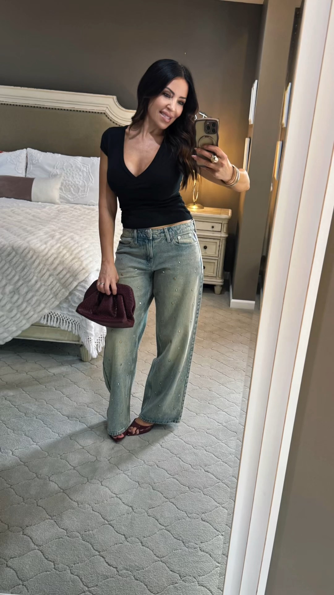 Grungy date night look check! ✔️ You can instantly elevate a simple black top and jeans with the right accessories. The best part? These low-rise studded jeans are from Walmart and under $20! Grab them before they sell out! ❤️
#walmartstyle #falloutfits #over50