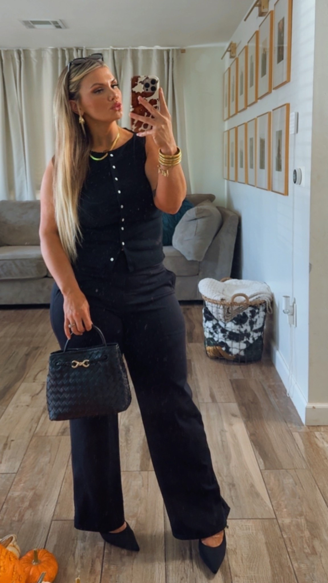 Office Outfit, simple & super comfortable. Would you believe me if I told you those pants are super stretchy 👩‍💻