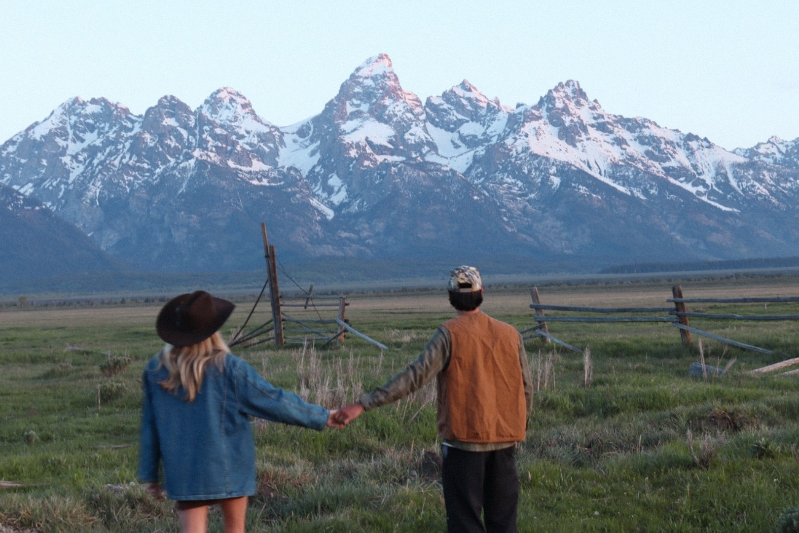 sunrise couple photographs out fit ideas grand Teton national parkk

#LTKTravel #LTKSeasonal #LTKSummerEdit