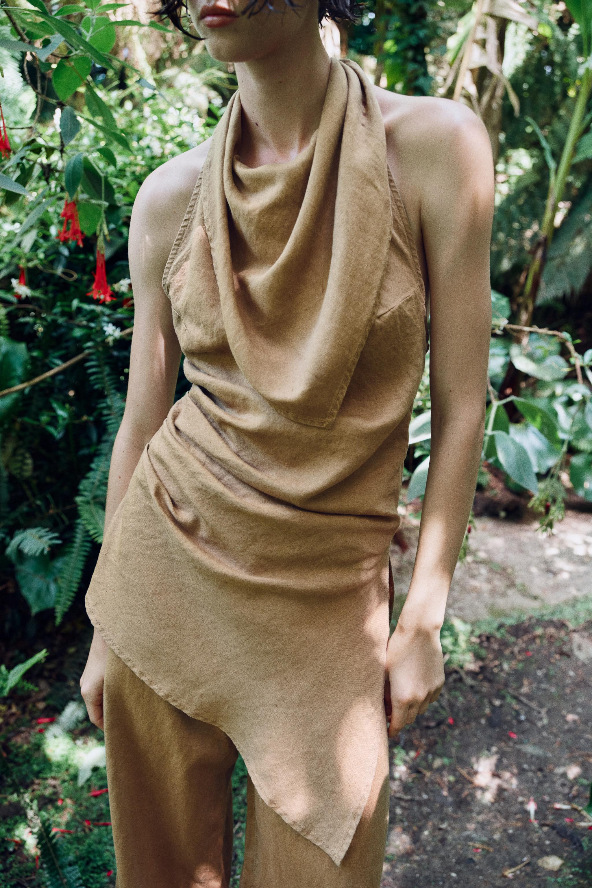 Model height: 176 cmTop made of linen. Halter neck with tie fastening and open back. Side pleats ... | Zara UK