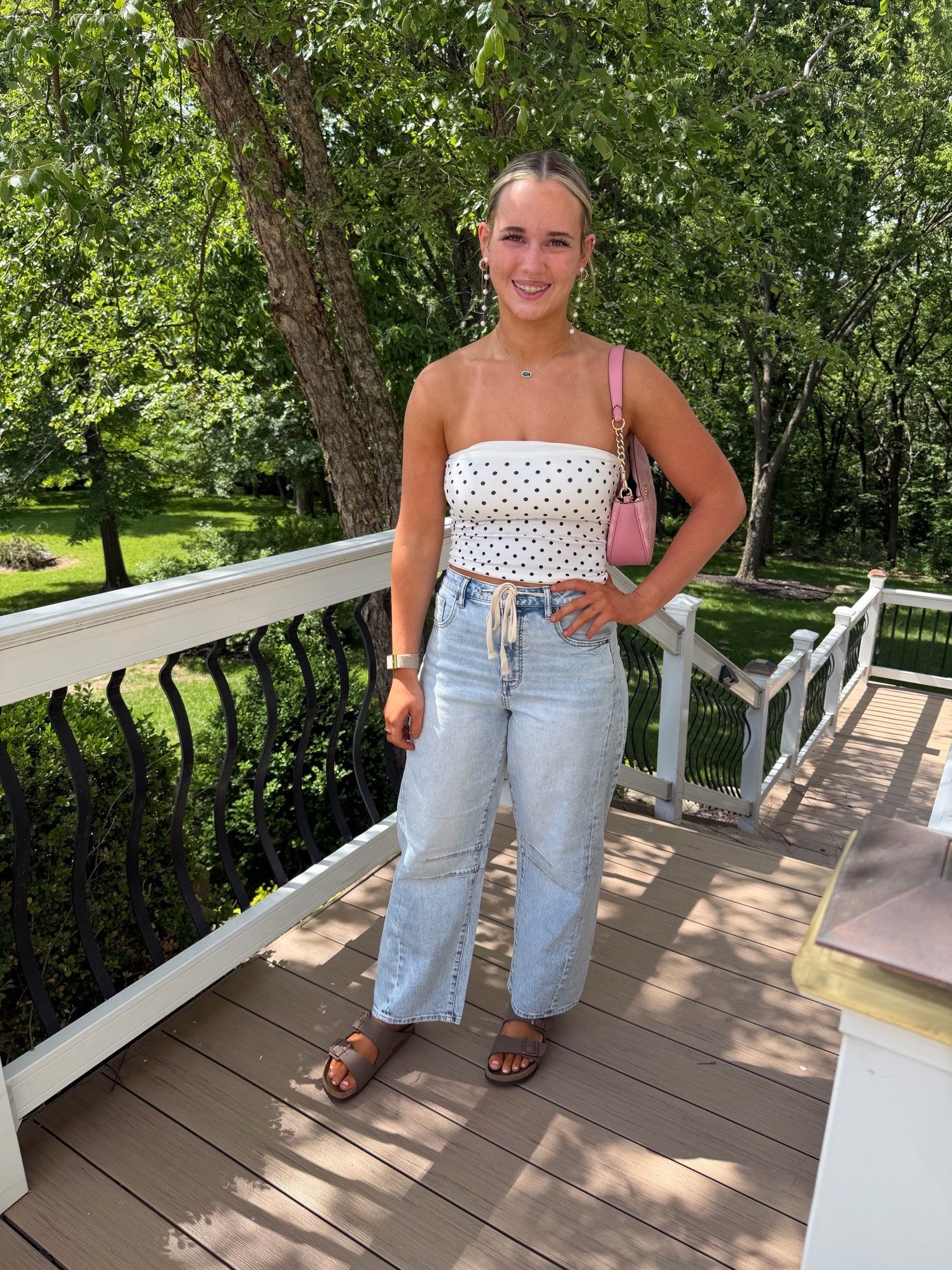 Love this polka dot top with the cutest barrel jeans 🤍