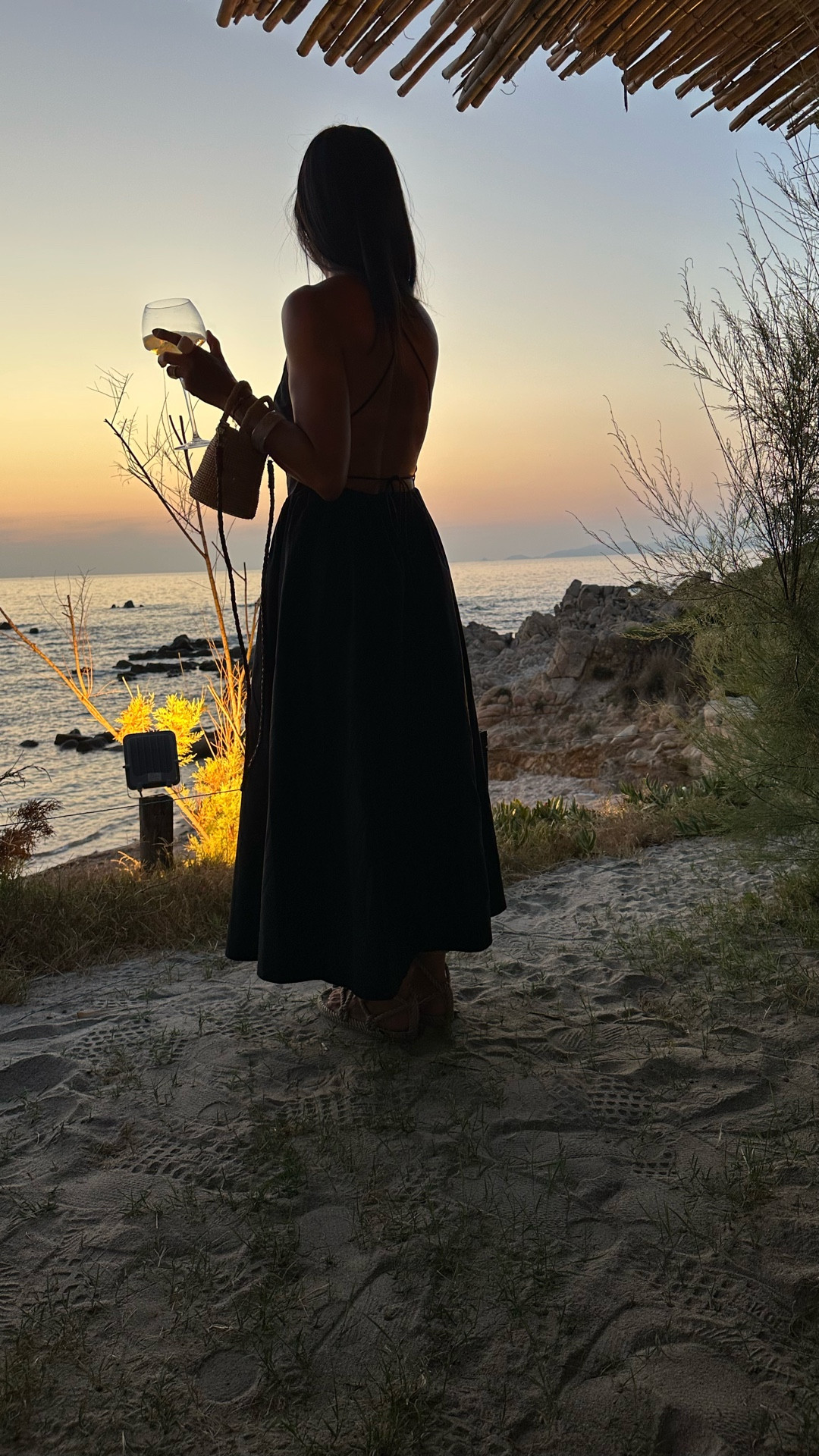 An other Perfect black dress 🖤✨ le lien est sur mon blog.
Lunettes @mai_optic 
Sac @ibeliv_official 
Mules @zara 
Jonc blanc et bague beige @lebali_conceptstore 
Outfit, Summer Outfit, black dress, inspo