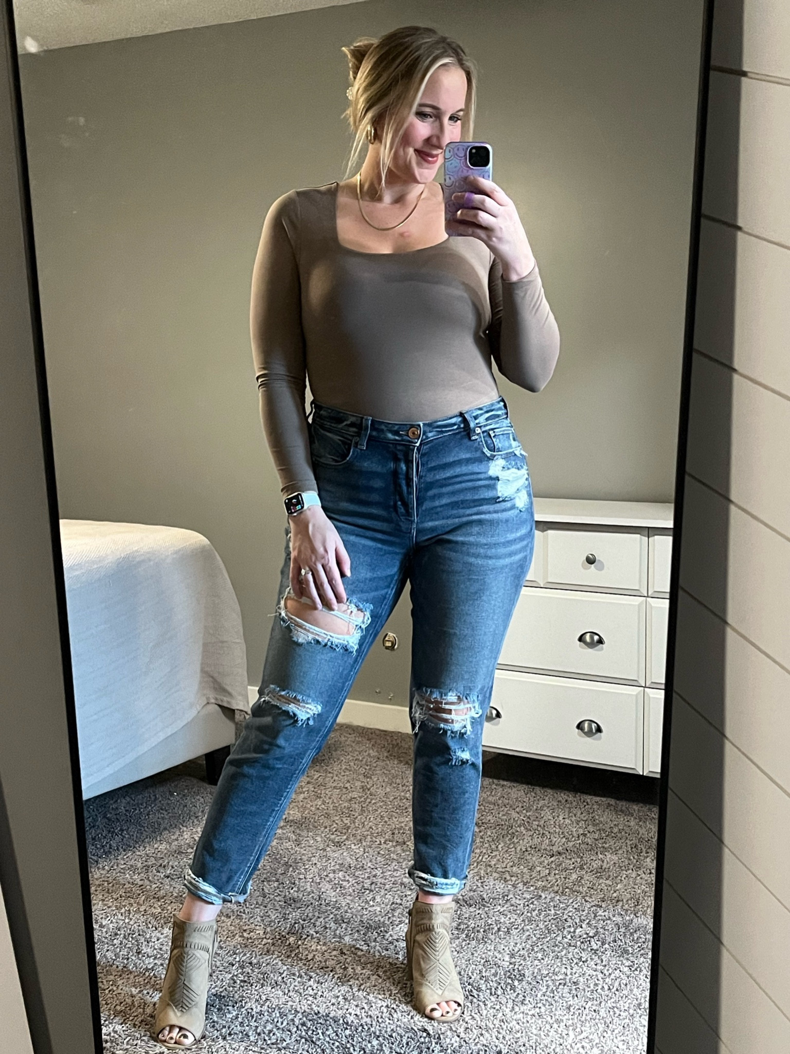 Slimming body suit, ripped denim, mom jeans, fall outfit, moms with style, 

#LTKfindsunder50 #LTKmidsize #LTKfindsunder100