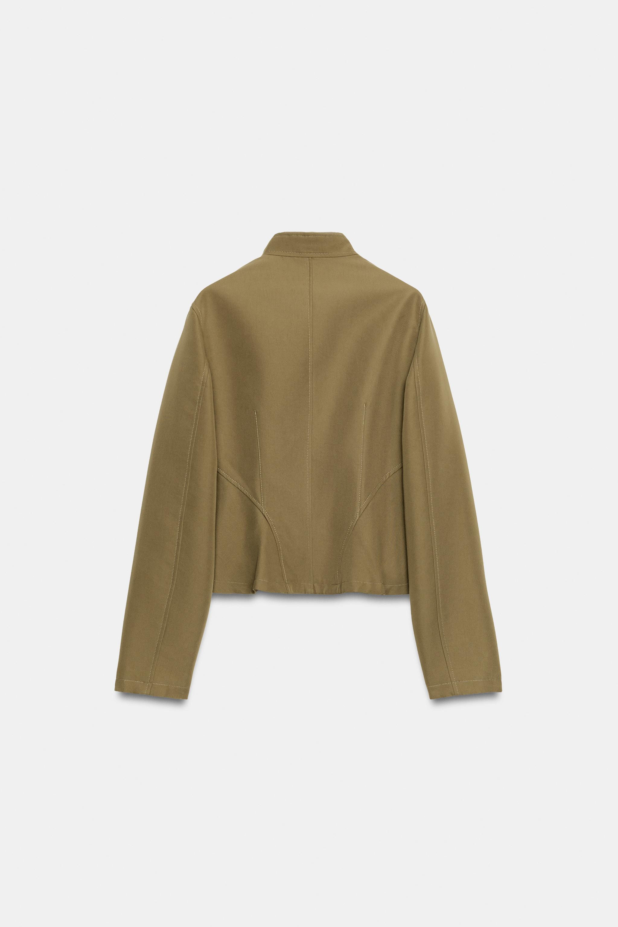 Jacke mit hochstehendem Kragen und langen \u00c4rmeln. Saum mit Sch\u00f6\u00dfchen-Detail. Rei\u... | Zara DE