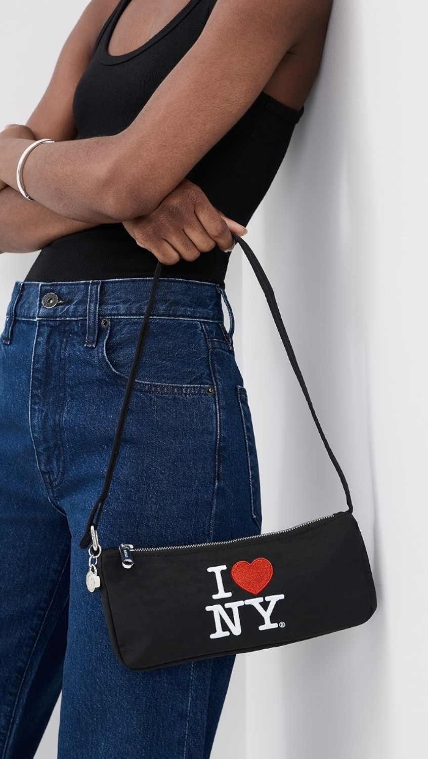 BAGGU
Nylon Pochette

This pochette from BAGGU features a zip closure, embroidered 'I Love NY' at the front, silver-tone logo charms, and a shoulder strap

#LTKootd #LTKmomlife #LTKWorkwear