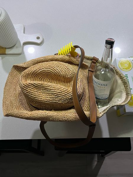 What’s in my beach bag

#LTKitbag #LTKunder50 #LTKtravel