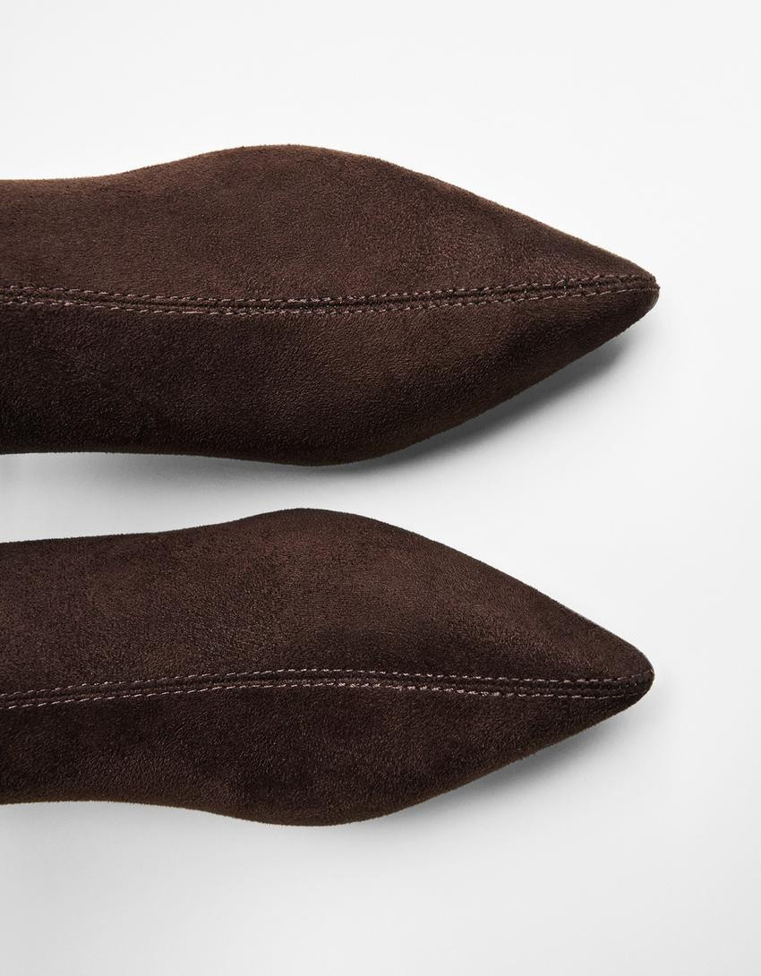 Stiefeletten in Lackoptik mit Kitten-Heels - Schuhe - Damen | Bershka DE