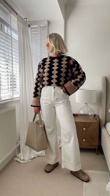A simple and easy autumn go-to outfit. Jeans and a knit, I love the pattern on this jumper!the white jeans are a great way to great autumnal outfits crisp and fresh. These are a lovely lightweight denim.  I’m wearing a size M in the jumper and 10 in jeans. From Oasis. AD Code LB15 will give you an additional 15% discount!