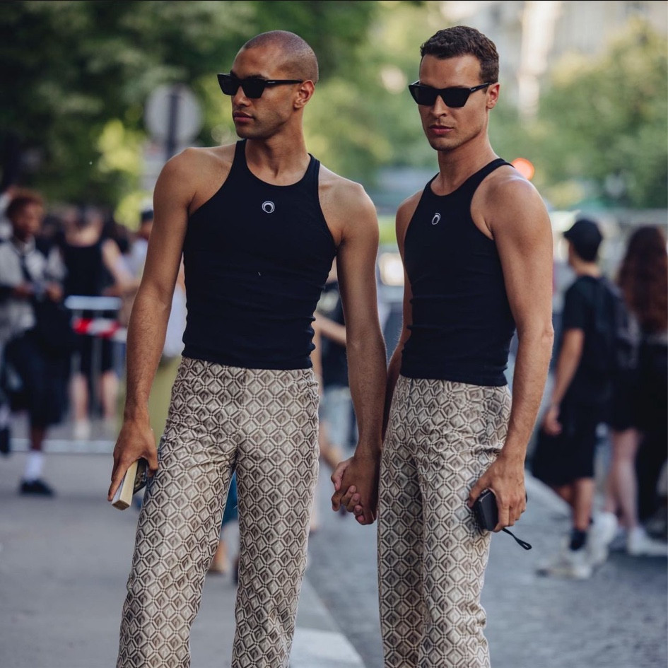 pantalon à coupe droite, pantalon Moon Diamant Marine Serre, pantalon beige, coton mélangé, pantalon motif monogramme, débardeur noir en coton, débardeur homme Marine Serre, Paris fashion week, men fashion week

#LTKmens #LTKstyletip