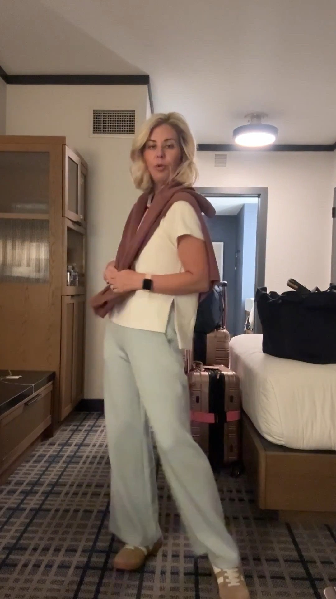 Let’s do this… today’s travel look just about can’t be beat!

Xs top (both)
S petite pant
8 shoes

Use code AE25 on full price @Spanx air essentials this weekend only.

#LTKCon #LTKootd #LTKTravel