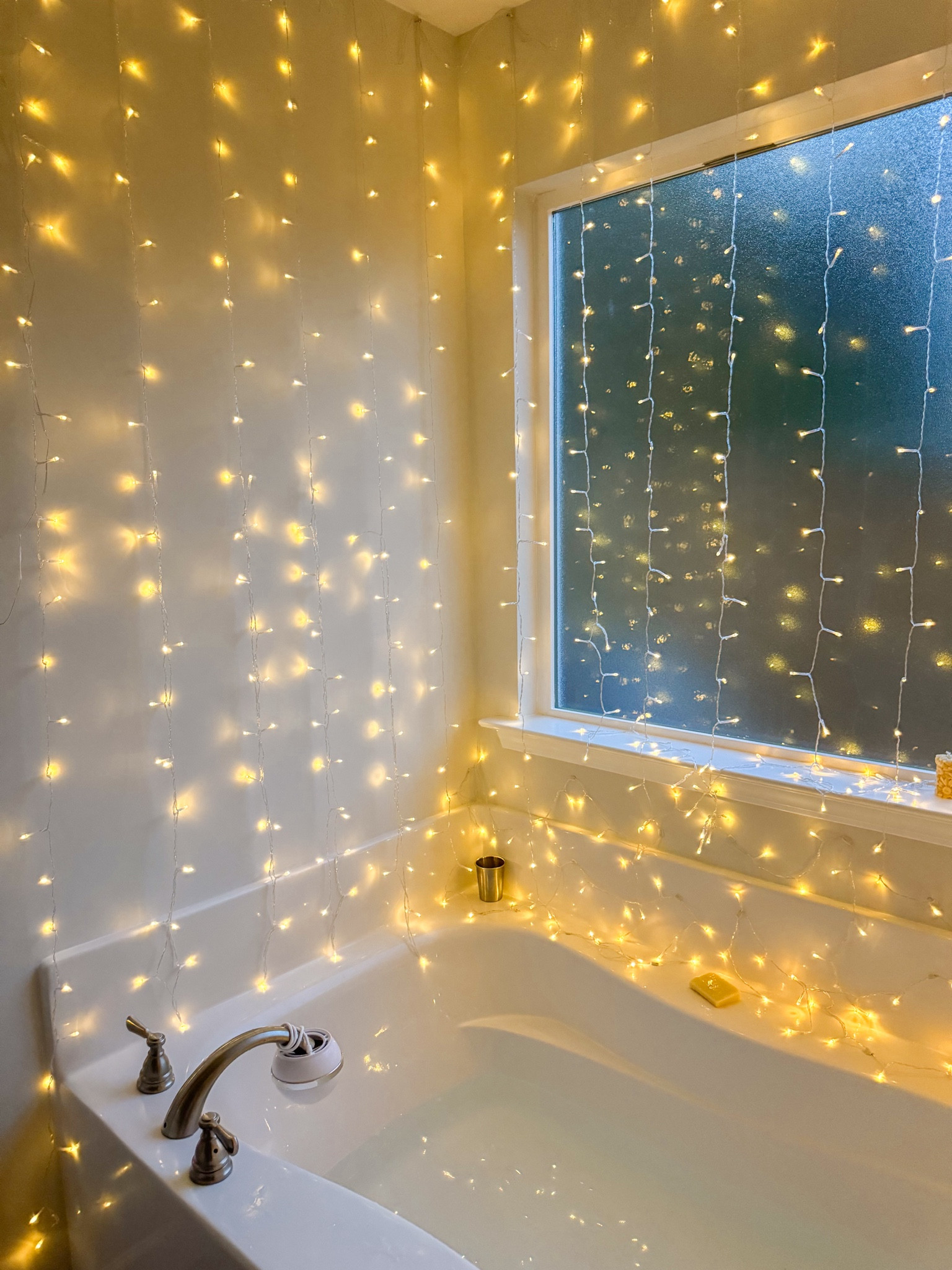Home birth bath tub inspiration! Set up these twinkle lights in the bathroom for labor and they’re magical ✨