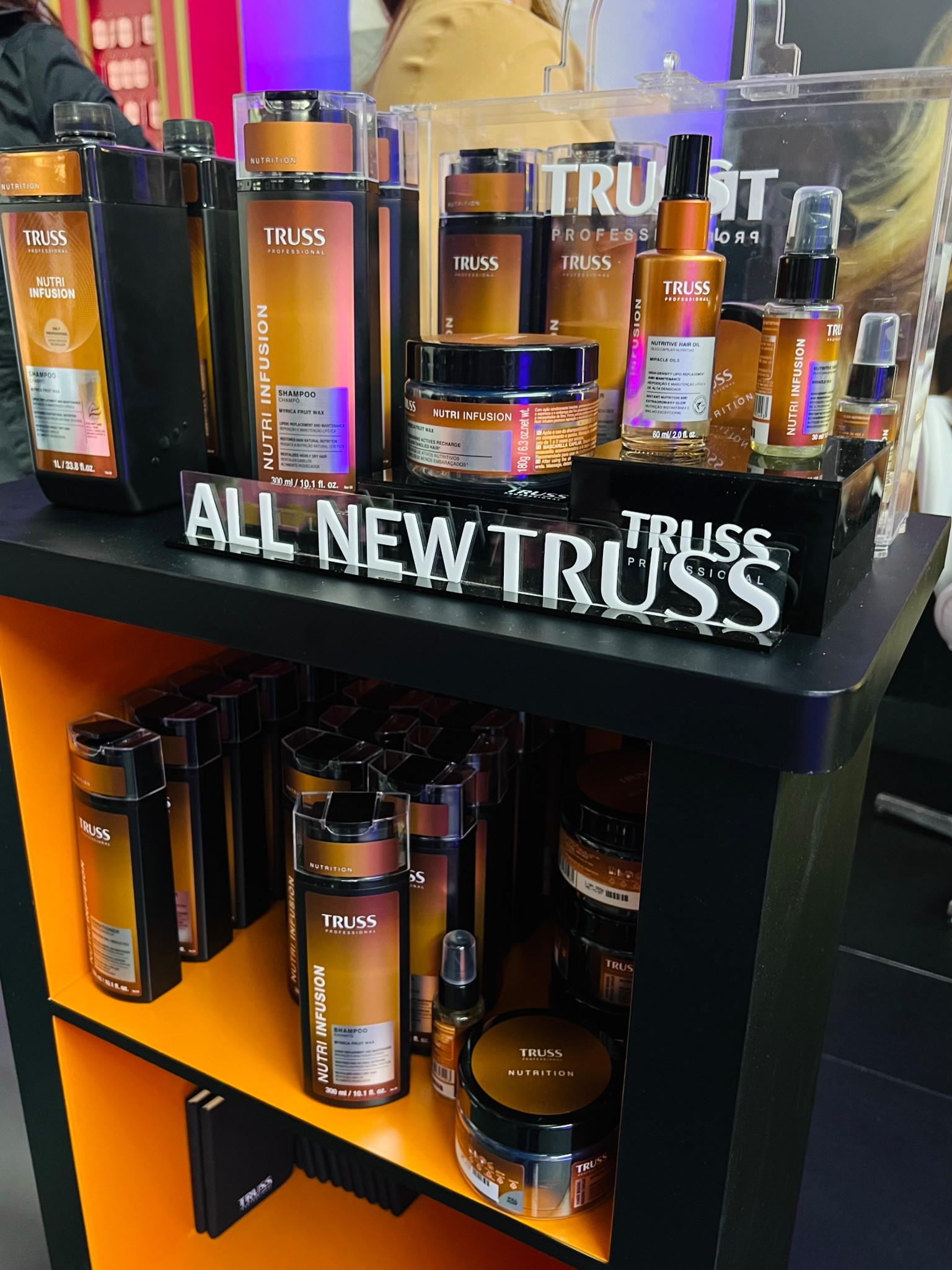 Truss Nutri Infusion é ideal para quem sofre com cabelos desidratados e busca uma limpeza suave e eficiente. Sua fórmula cuidadosamente elaborada forma uma espuma cremosa que remove as impurezas, enquanto respeita a fibra capilar. Com os ativos Myrica Fruit Wax, que possui alto poder de blindagem contra o ressecamento, e Miracle Oils, um blend de 7 óleos milagrosos, este shampoo oferece aumento na elasticidade e resistência, além de resgatar a integridade do fio.

#LTKbrasil #LTKbeleza #LTKpromo